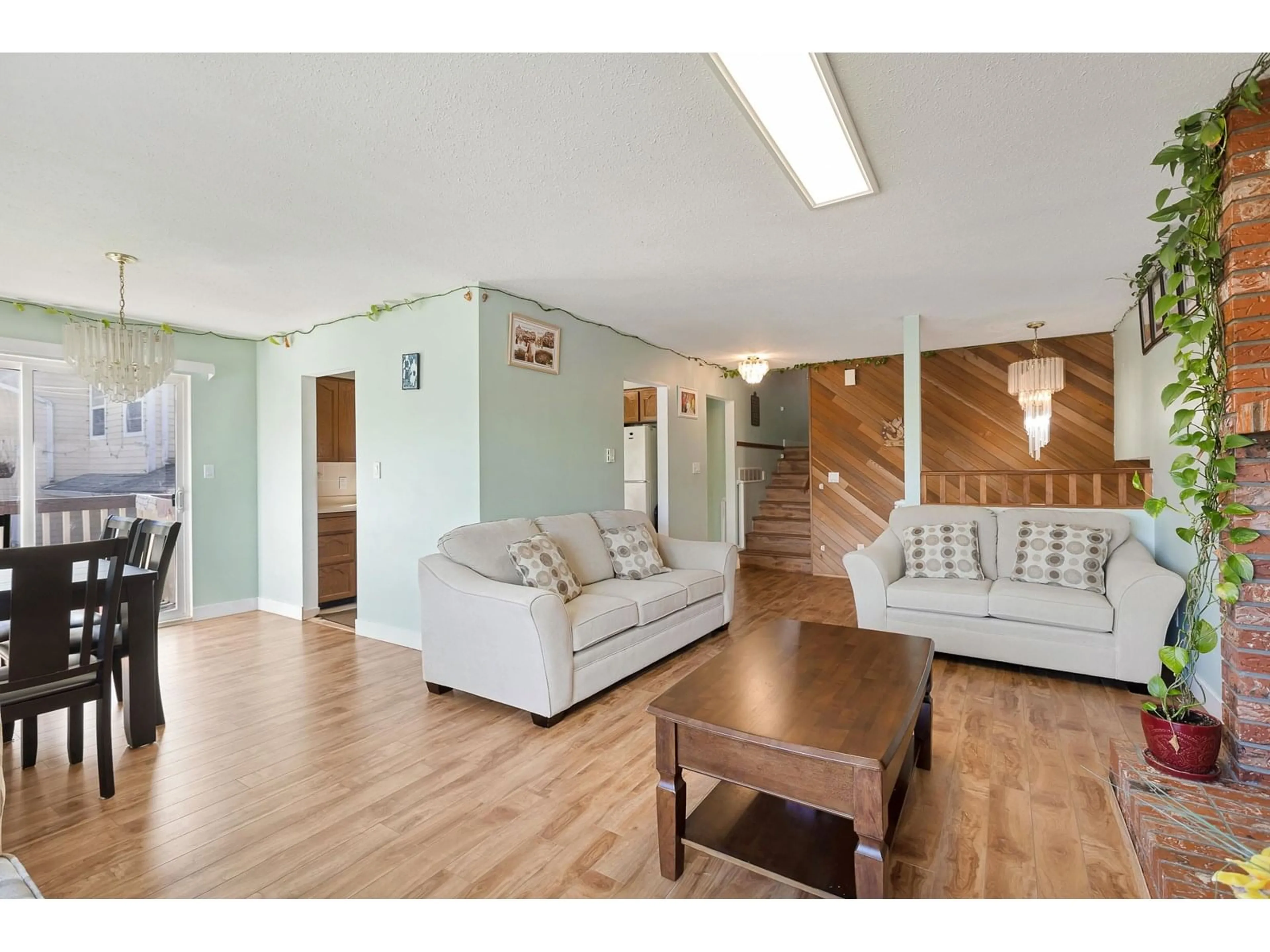 Living room with furniture, wood/laminate floor for 6559 131, Surrey British Columbia V3W8G3