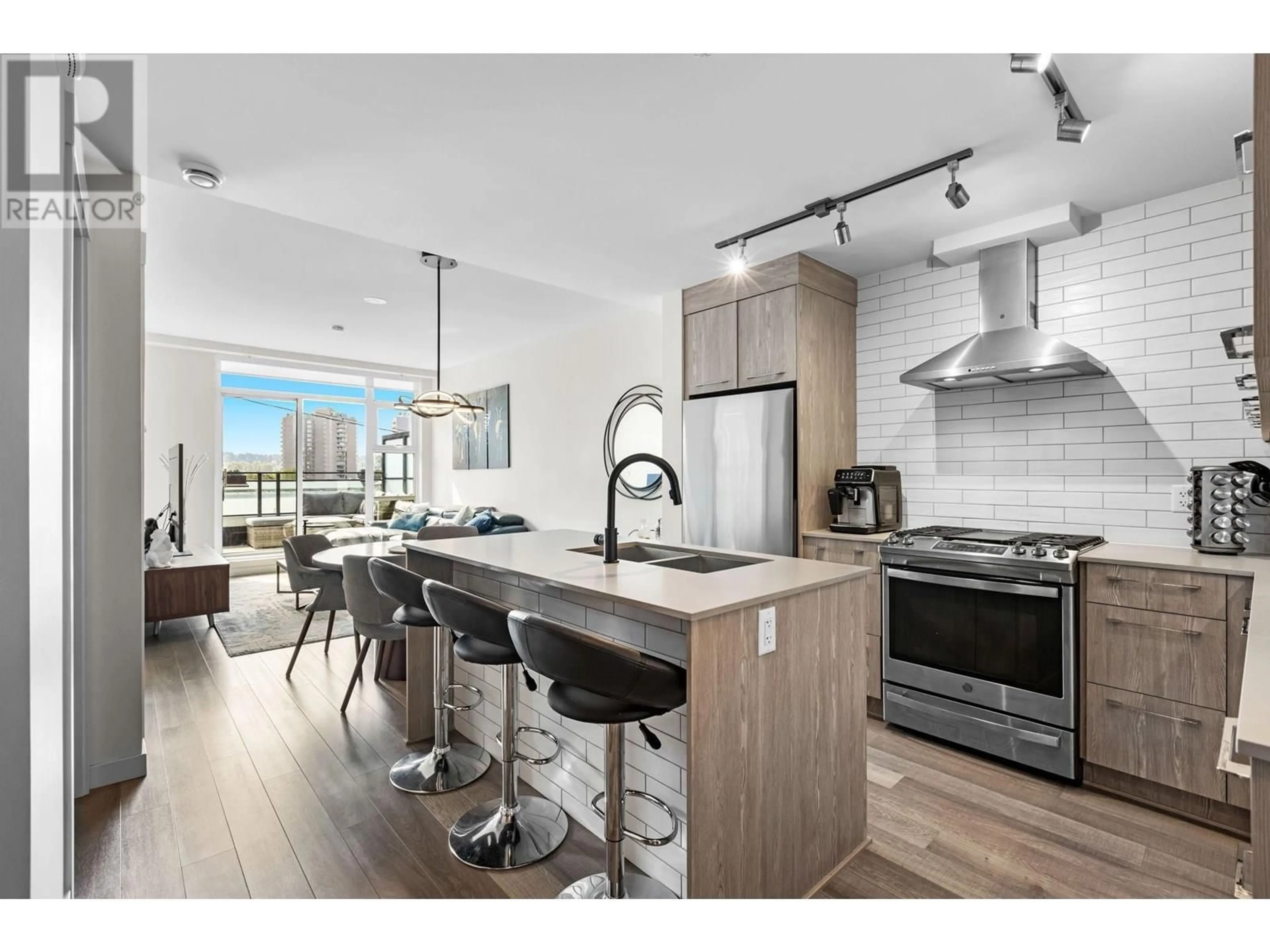 Open concept kitchen, wood/laminate floor for 1013 QUEBEC STREET, New Westminster British Columbia V3M0M3