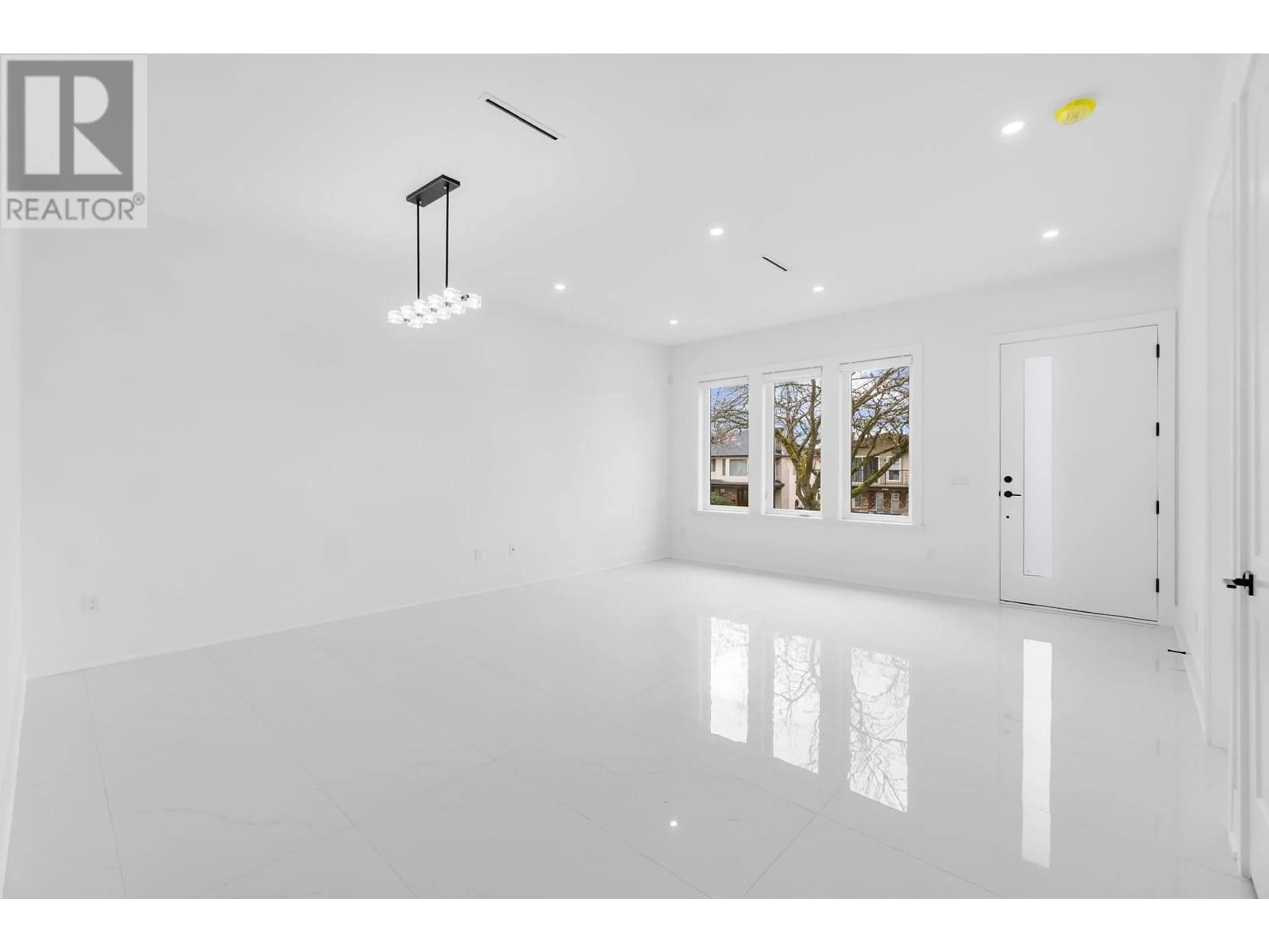 Indoor foyer for 2 - 6765 KITCHENER STREET, Burnaby British Columbia V5B2J8