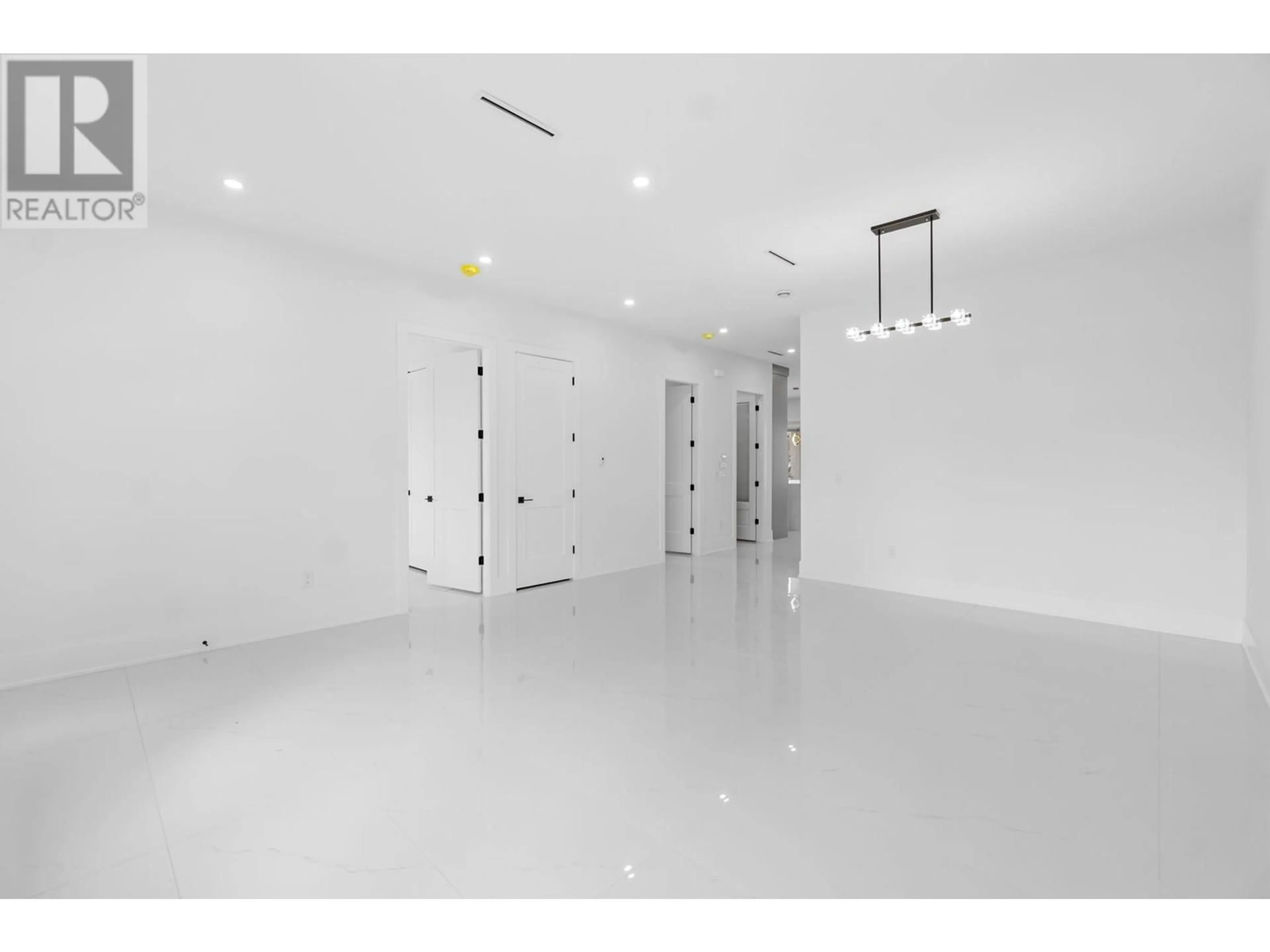 Indoor foyer for 2 - 6765 KITCHENER STREET, Burnaby British Columbia V5B2J8