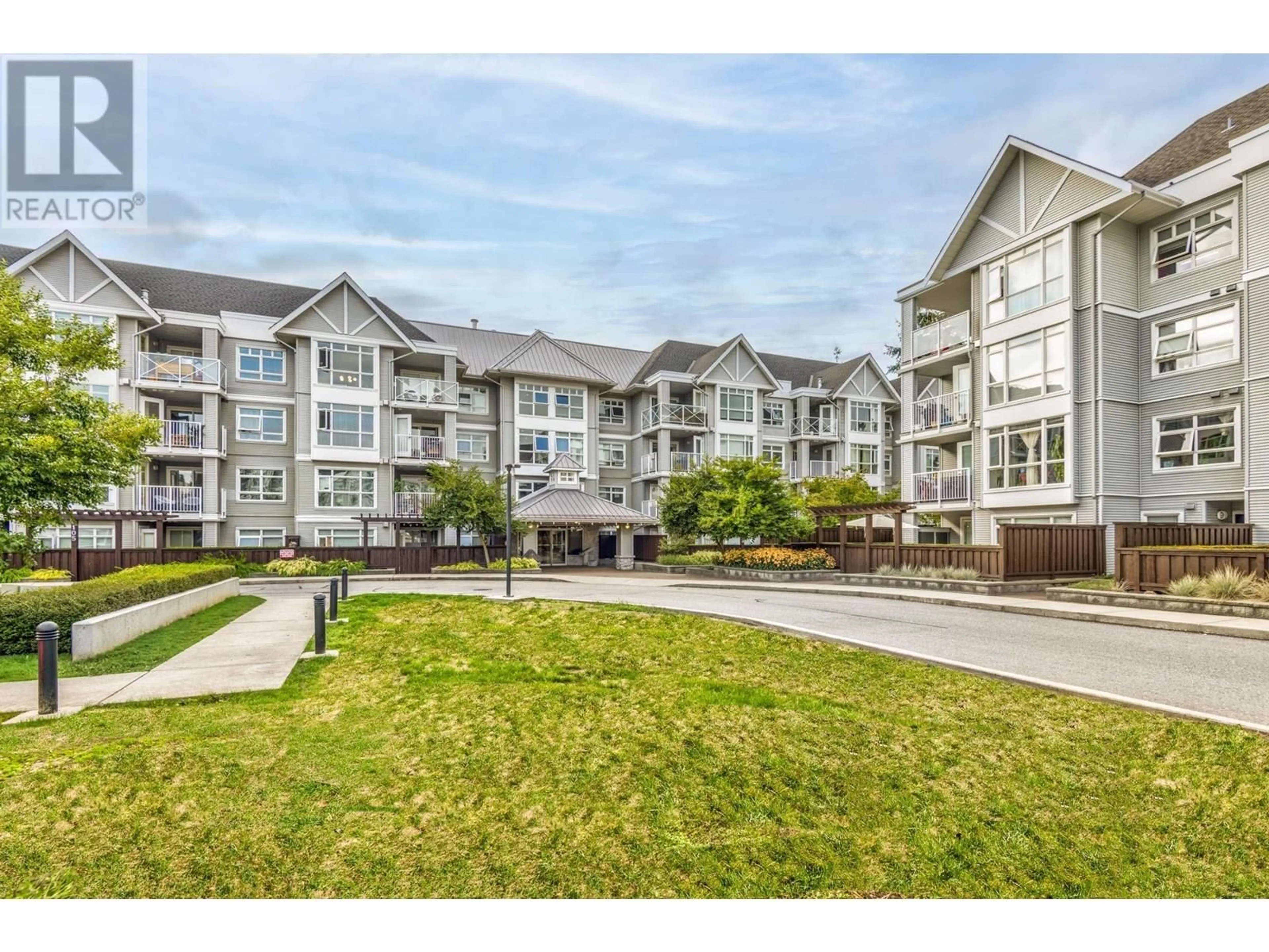 A pic from outside/outdoor area/front of a property/back of a property/a pic from drone, mountain view for 425 - 3122 ST JOHNS STREET, Port Moody British Columbia V3H5C8