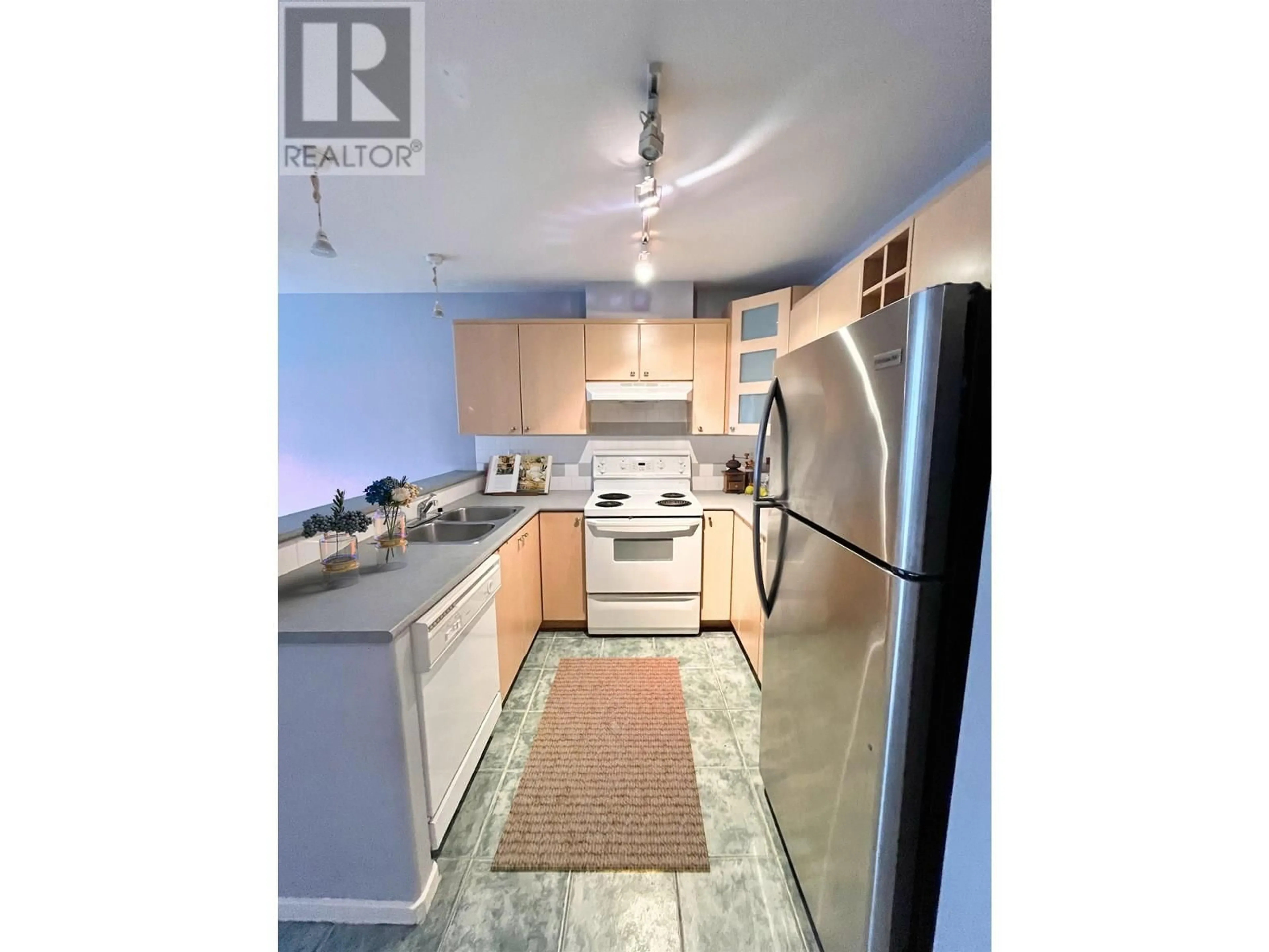 Standard kitchen, unknown for 425 - 3122 ST JOHNS STREET, Port Moody British Columbia V3H5C8