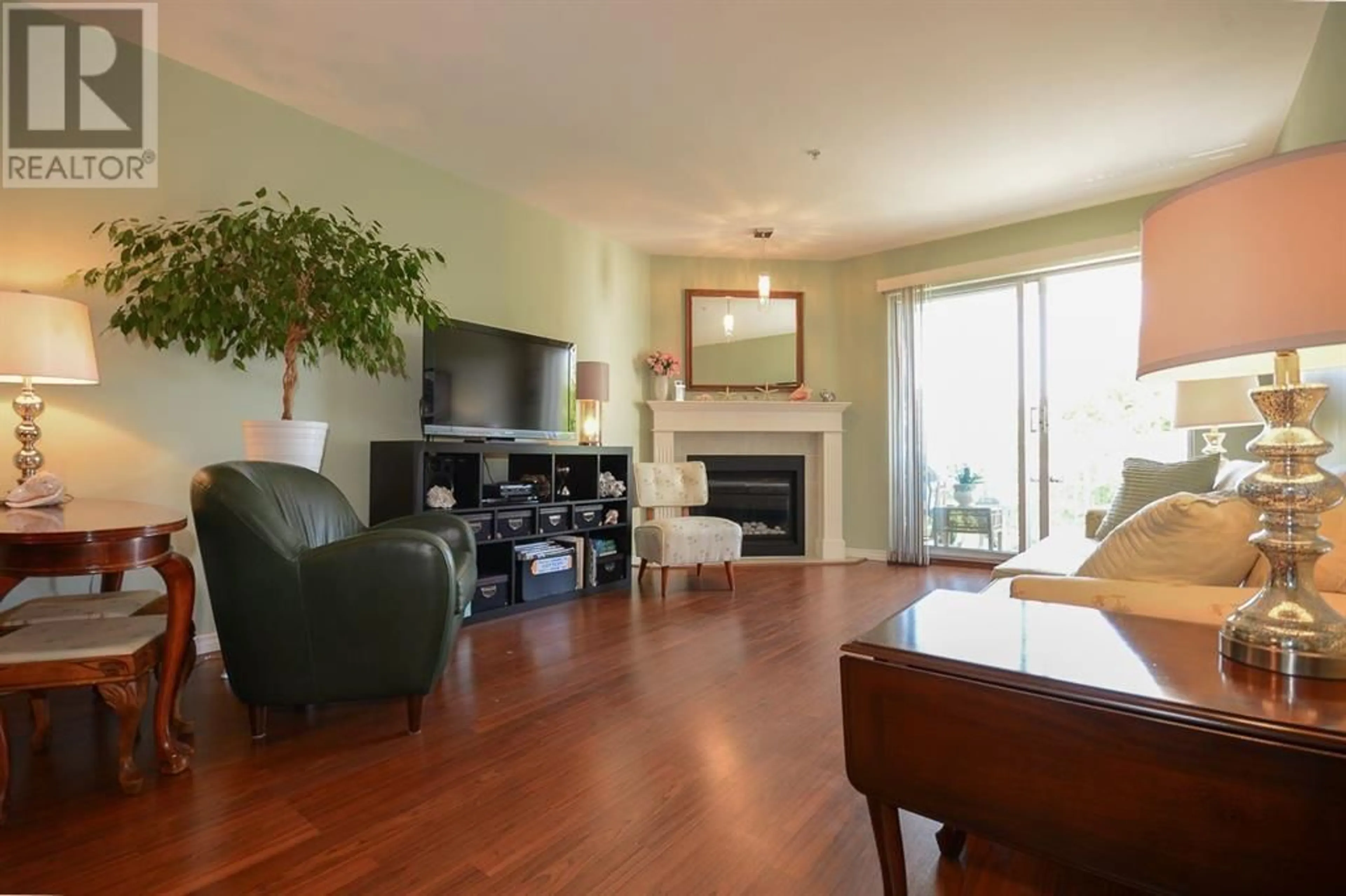 Living room with furniture, wood/laminate floor for 302 - 4758 53 STREET, Delta British Columbia V4K2Z1