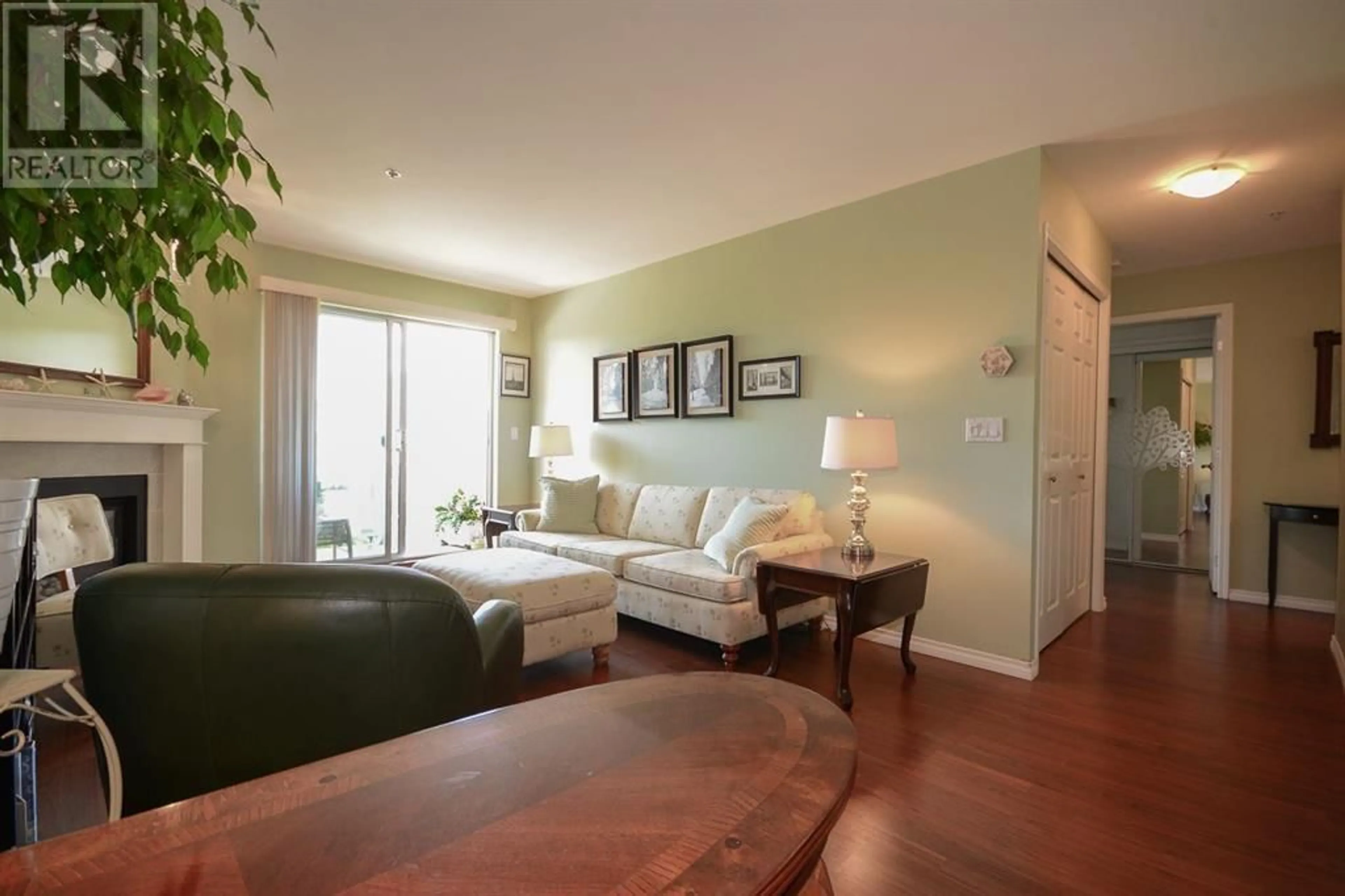 Living room with furniture, wood/laminate floor for 302 - 4758 53 STREET, Delta British Columbia V4K2Z1