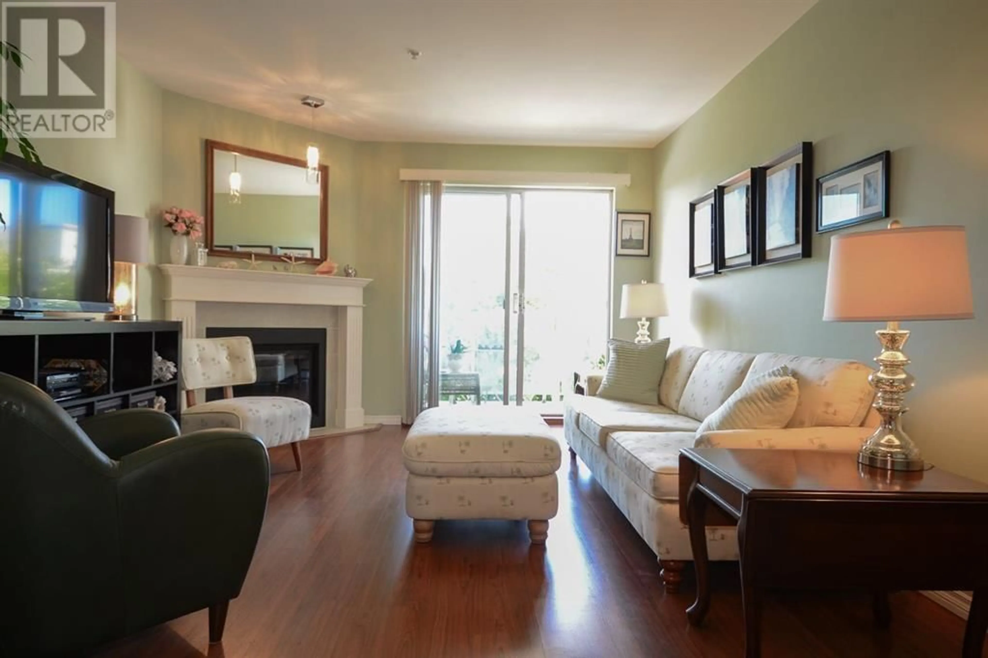 Living room with furniture, wood/laminate floor for 302 - 4758 53 STREET, Delta British Columbia V4K2Z1