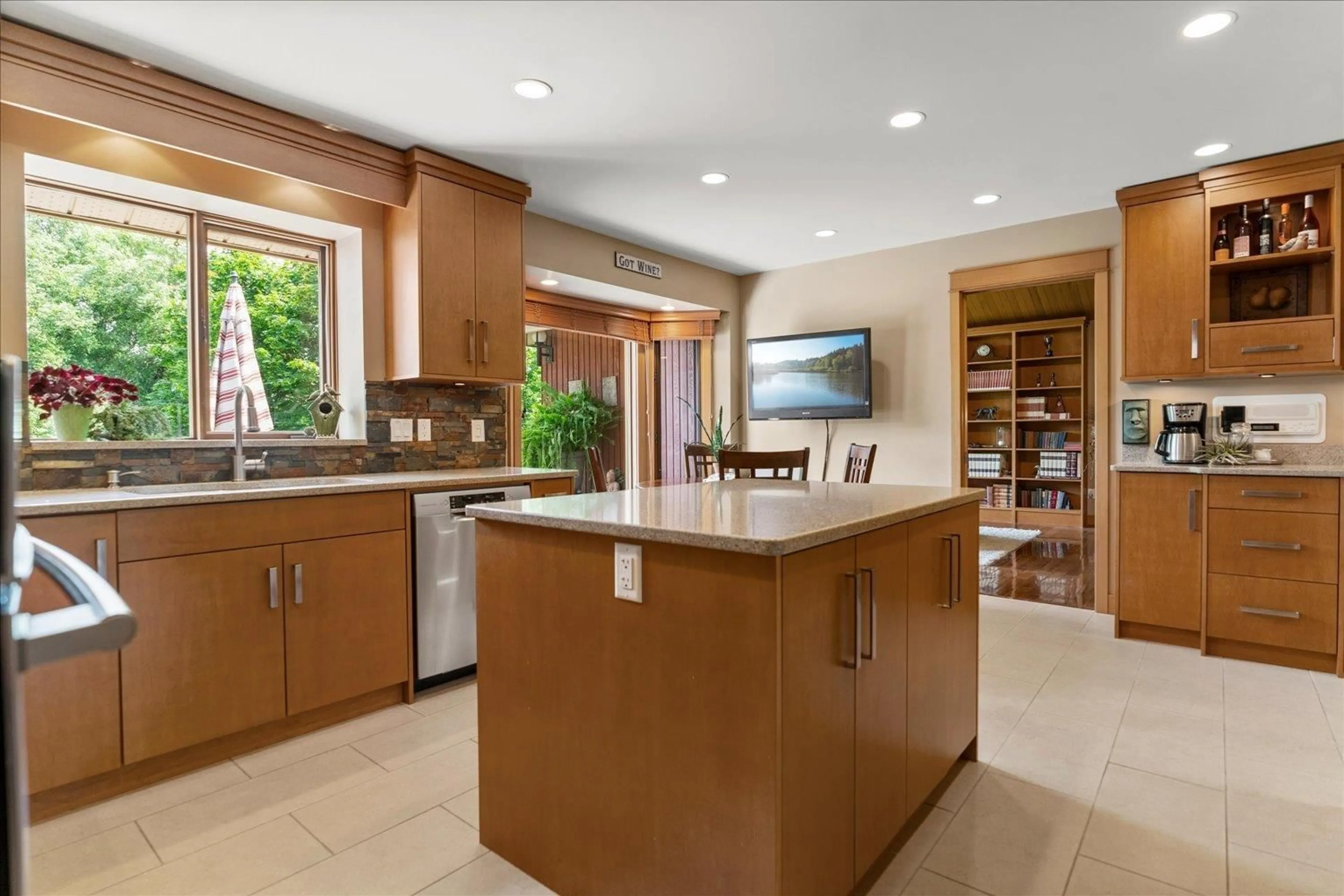 Contemporary kitchen, ceramic/tile floor for 45647 NEWBY DRIVE, Chilliwack British Columbia V2R1N1