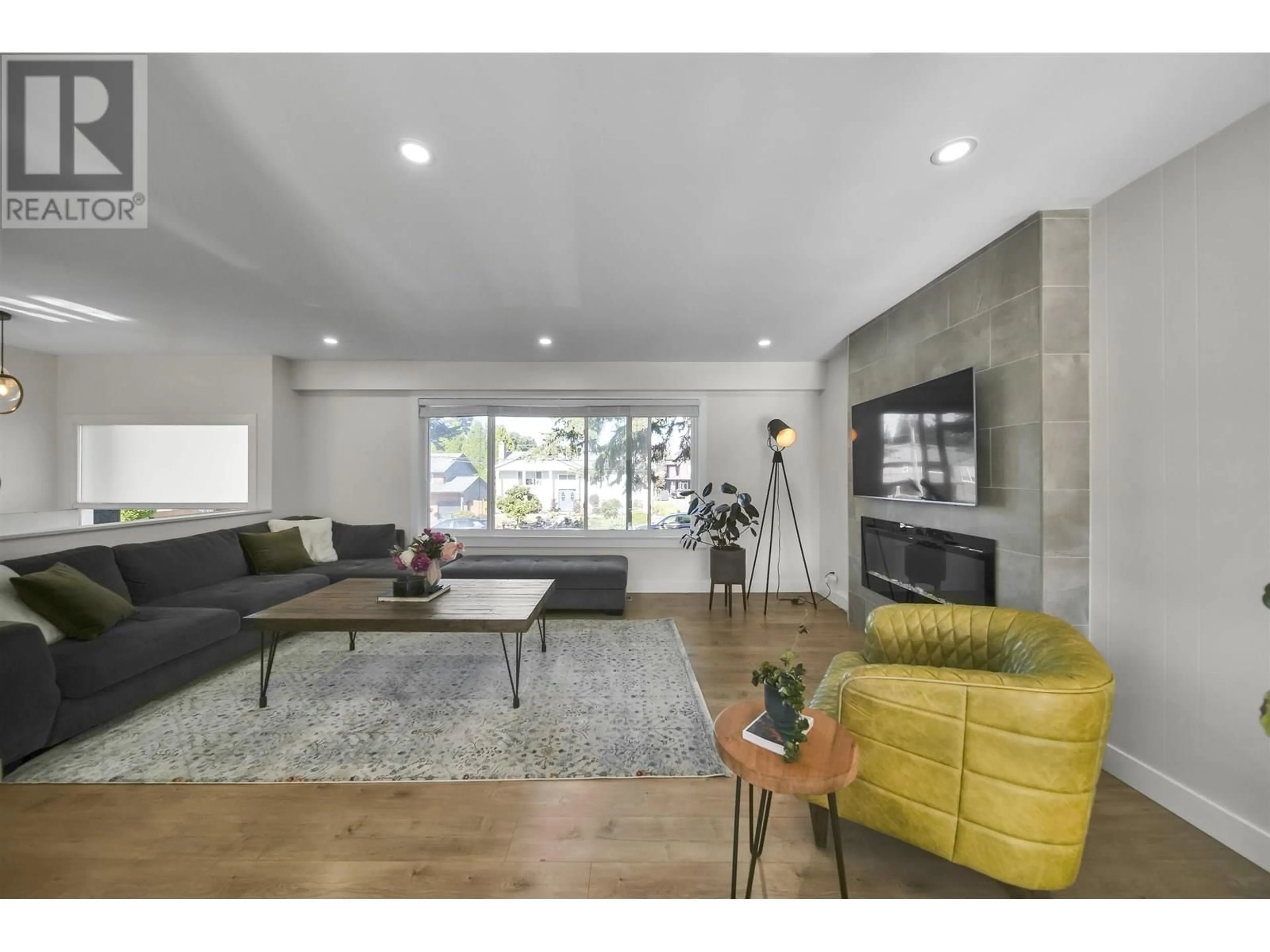 Living room with furniture, unknown for 808 RUNNYMEDE AVENUE, Coquitlam British Columbia V3J2V2