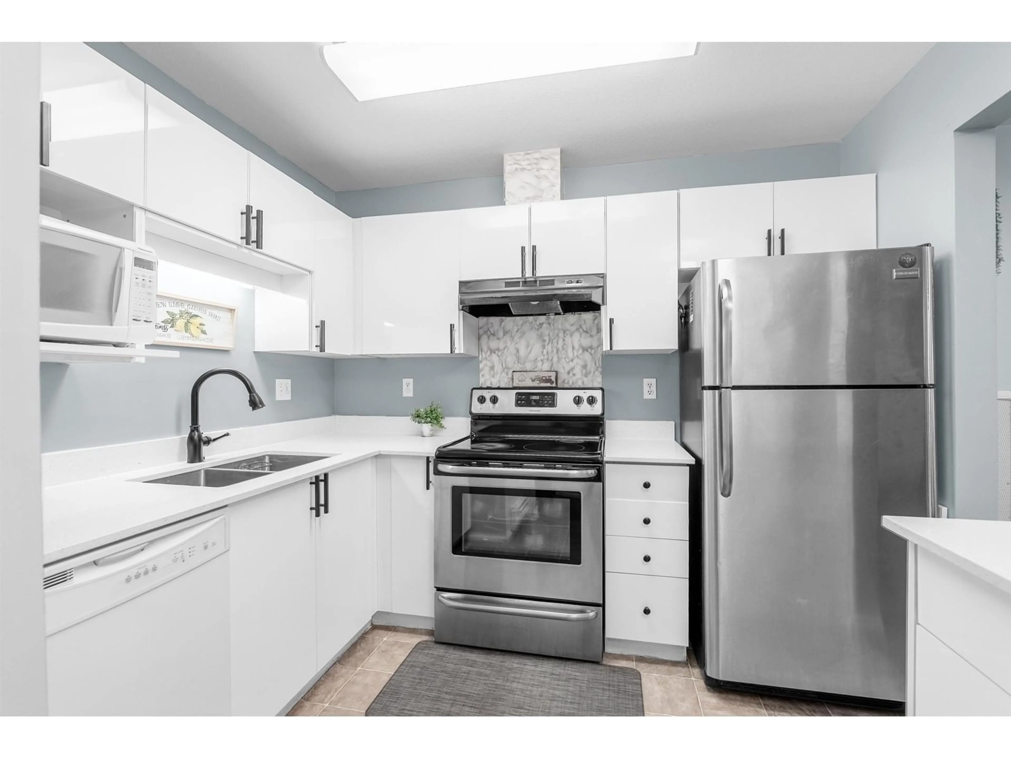 Standard kitchen, unknown for 128 - 8068 120A, Surrey British Columbia V3W3P3