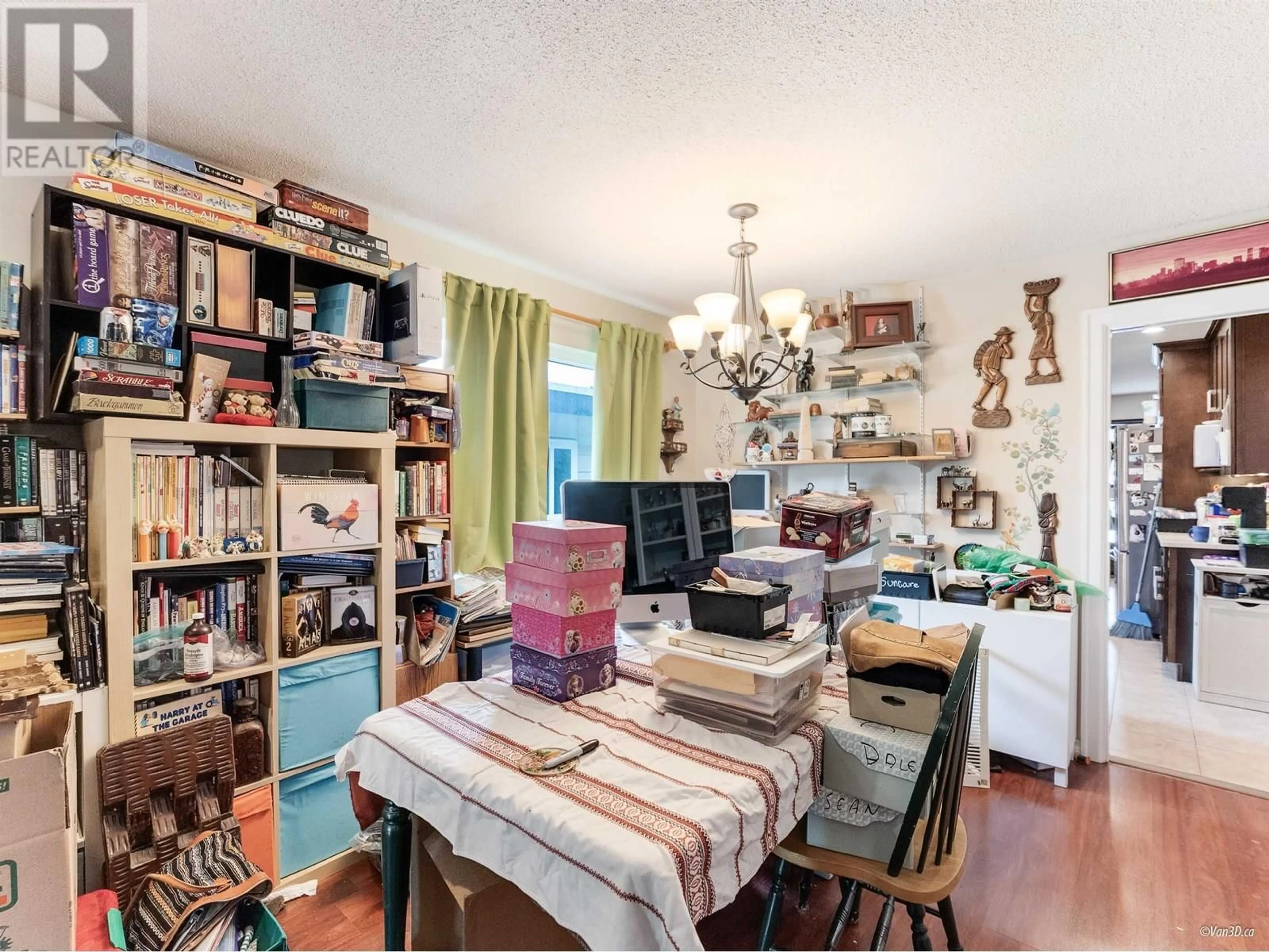 Living room with furniture, wood/laminate floor for 319 64TH AVENUE, Vancouver British Columbia V5X2M8