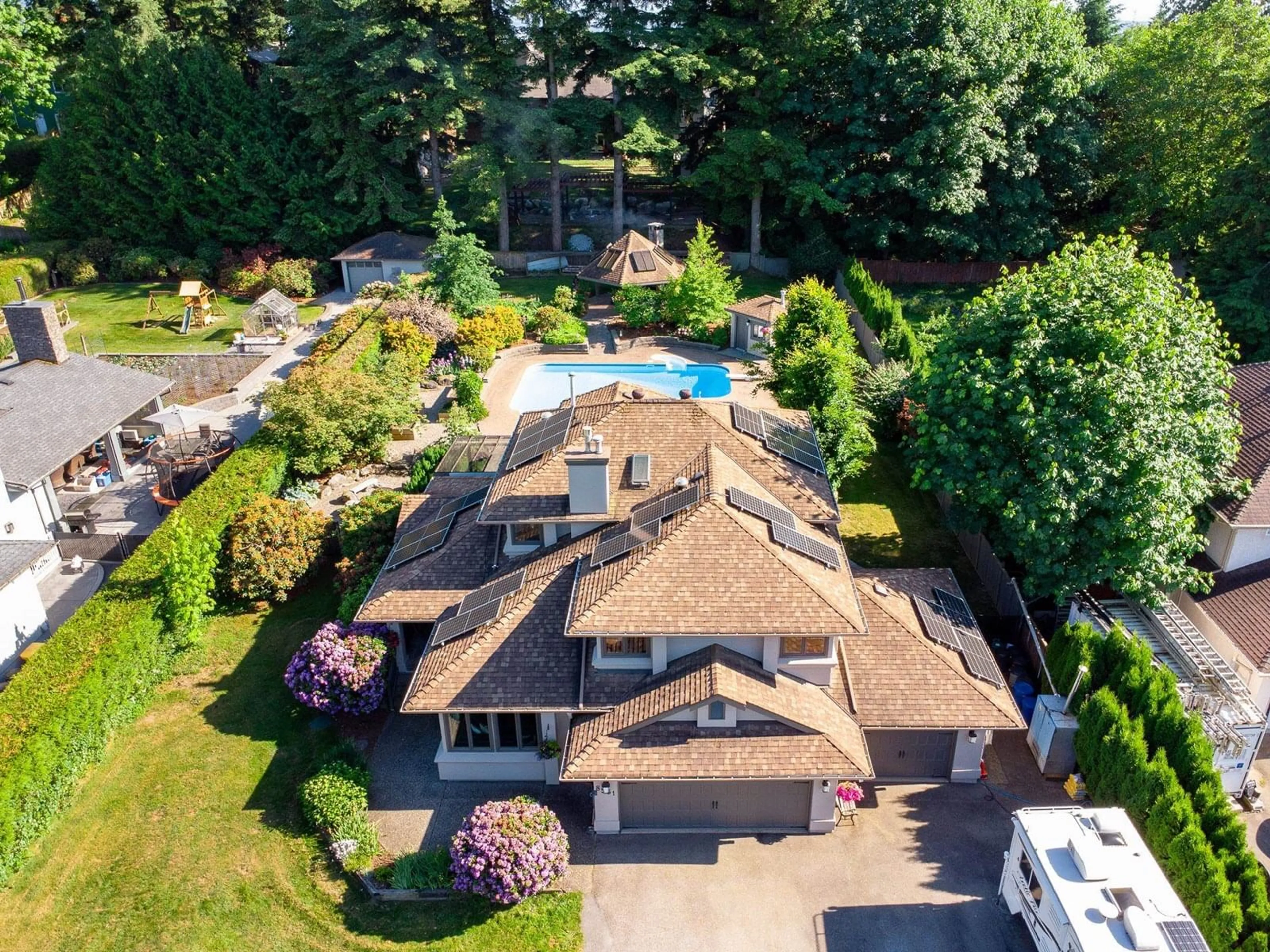 A pic from outside/outdoor area/front of a property/back of a property/a pic from drone, street for 8531 BANNISTER, Mission British Columbia V2V6Y3