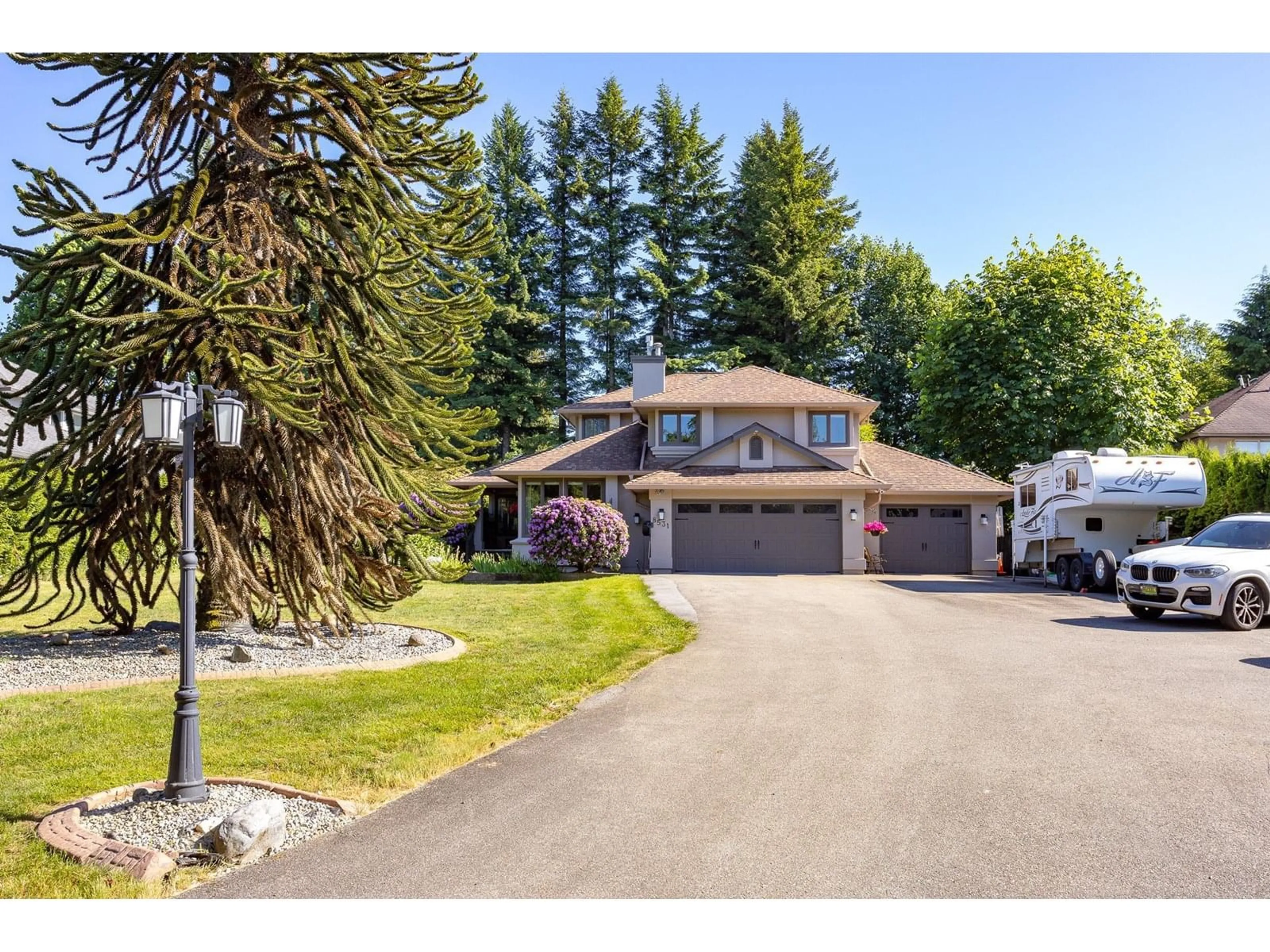 A pic from outside/outdoor area/front of a property/back of a property/a pic from drone, street for 8531 BANNISTER, Mission British Columbia V2V6Y3