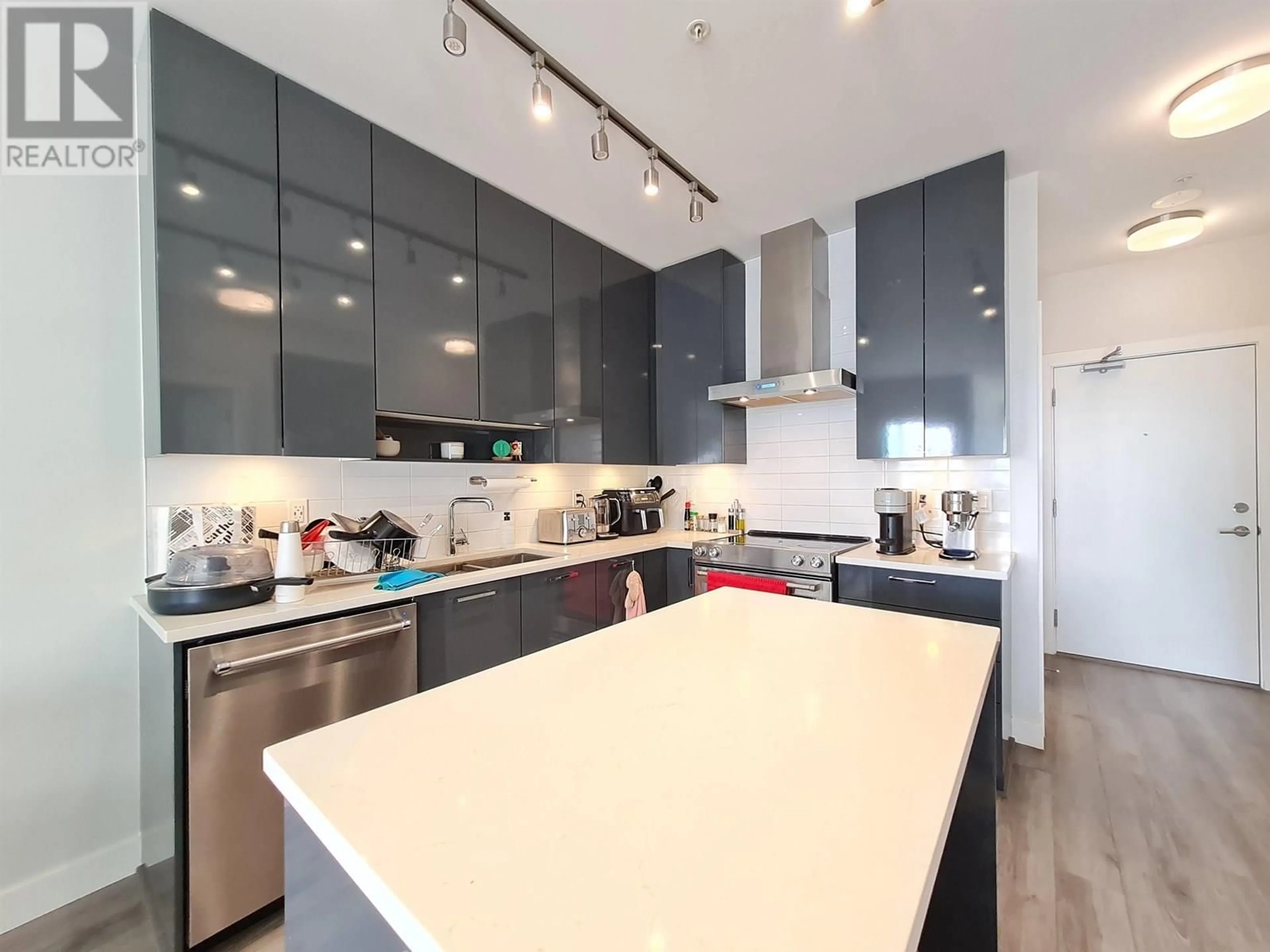 Contemporary kitchen, unknown for 205 - 1768 GILMORE AVENUE, Burnaby British Columbia V5C0L4