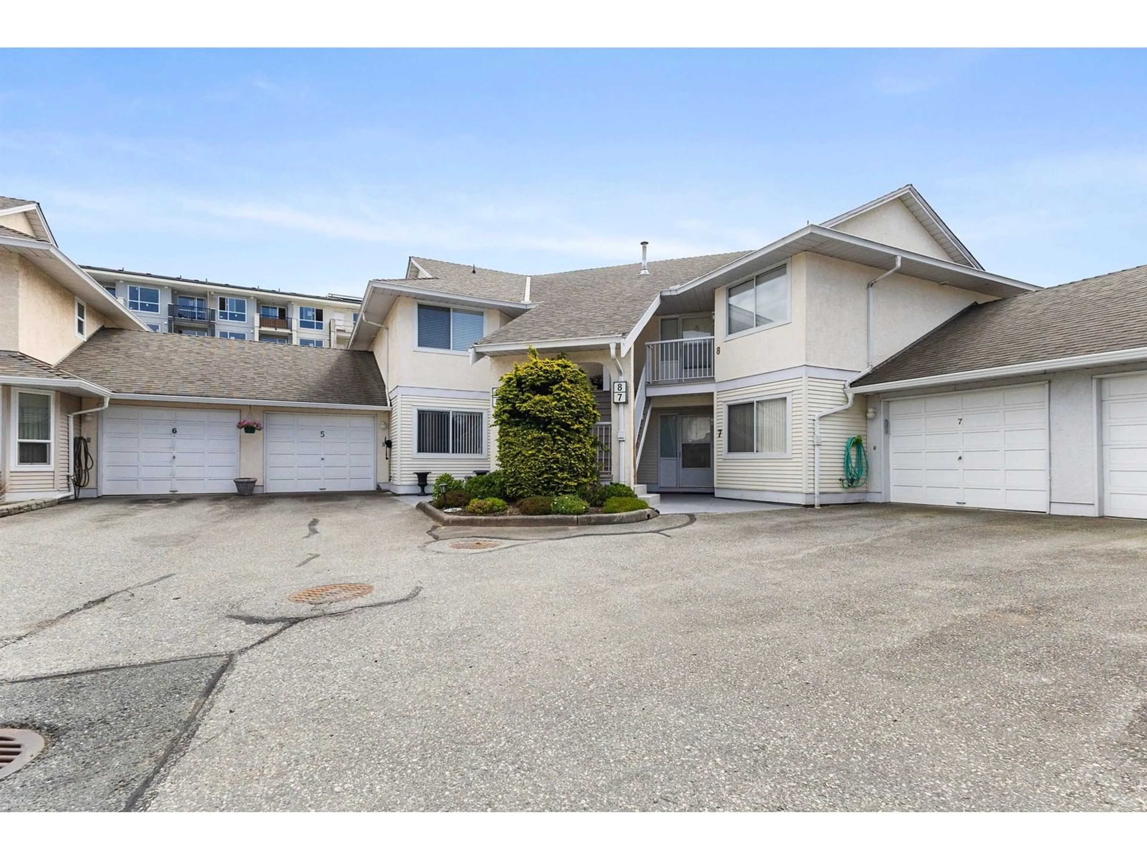 A pic from outside/outdoor area/front of a property/back of a property/a pic from drone, street for 5 - 2475 EMERSON, Abbotsford British Columbia V2T4W5