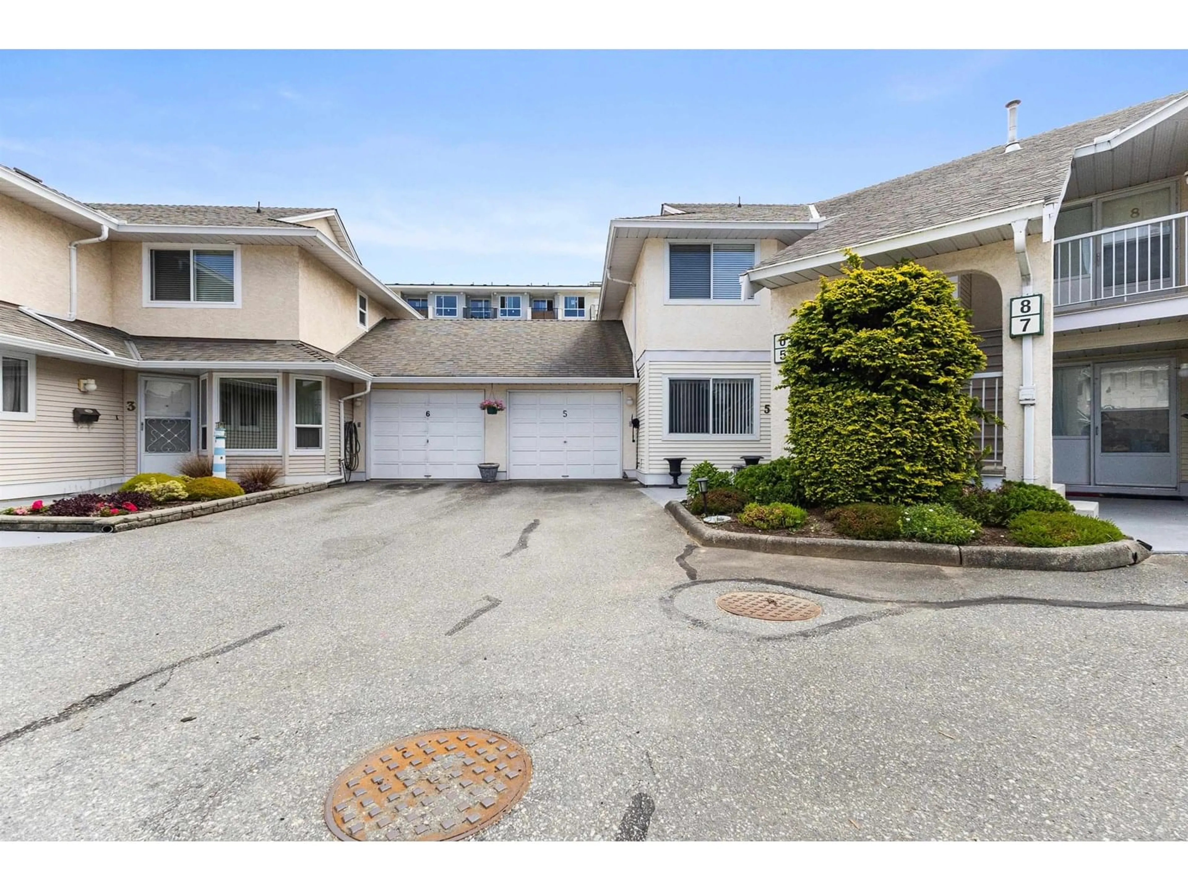 A pic from outside/outdoor area/front of a property/back of a property/a pic from drone, street for 5 - 2475 EMERSON, Abbotsford British Columbia V2T4W5