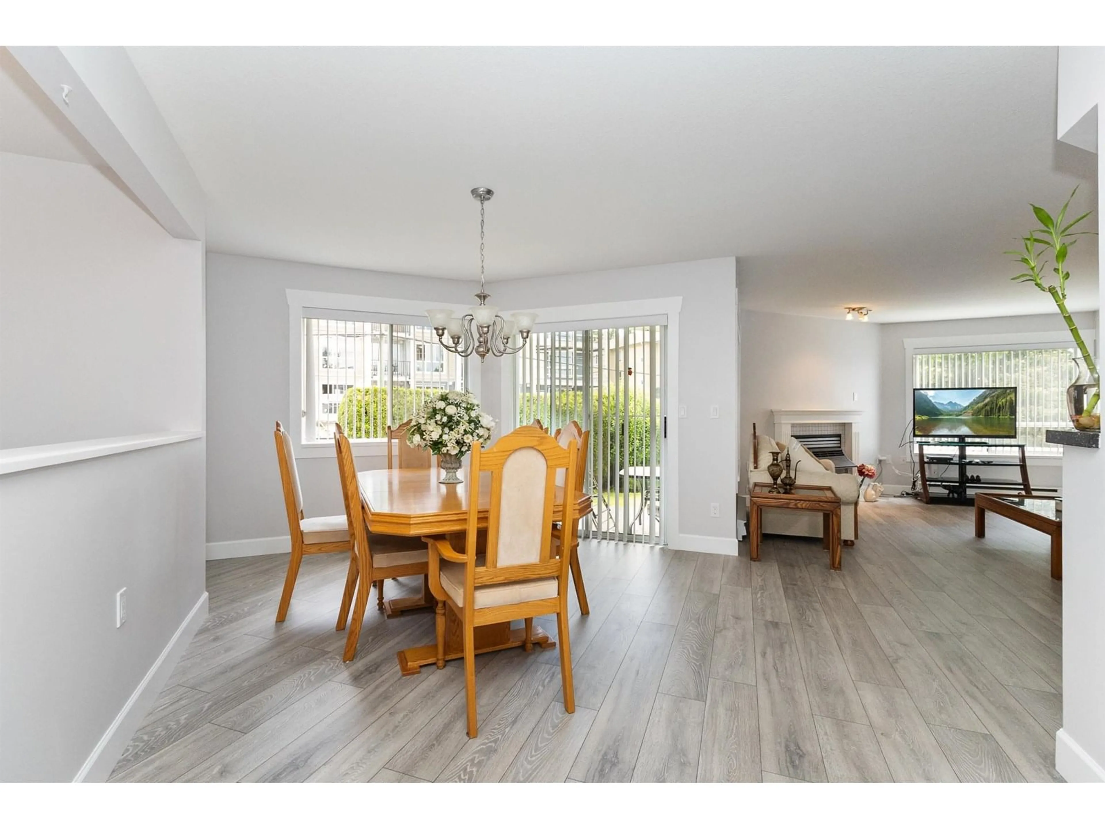 Dining room, wood/laminate floor for 5 - 2475 EMERSON, Abbotsford British Columbia V2T4W5