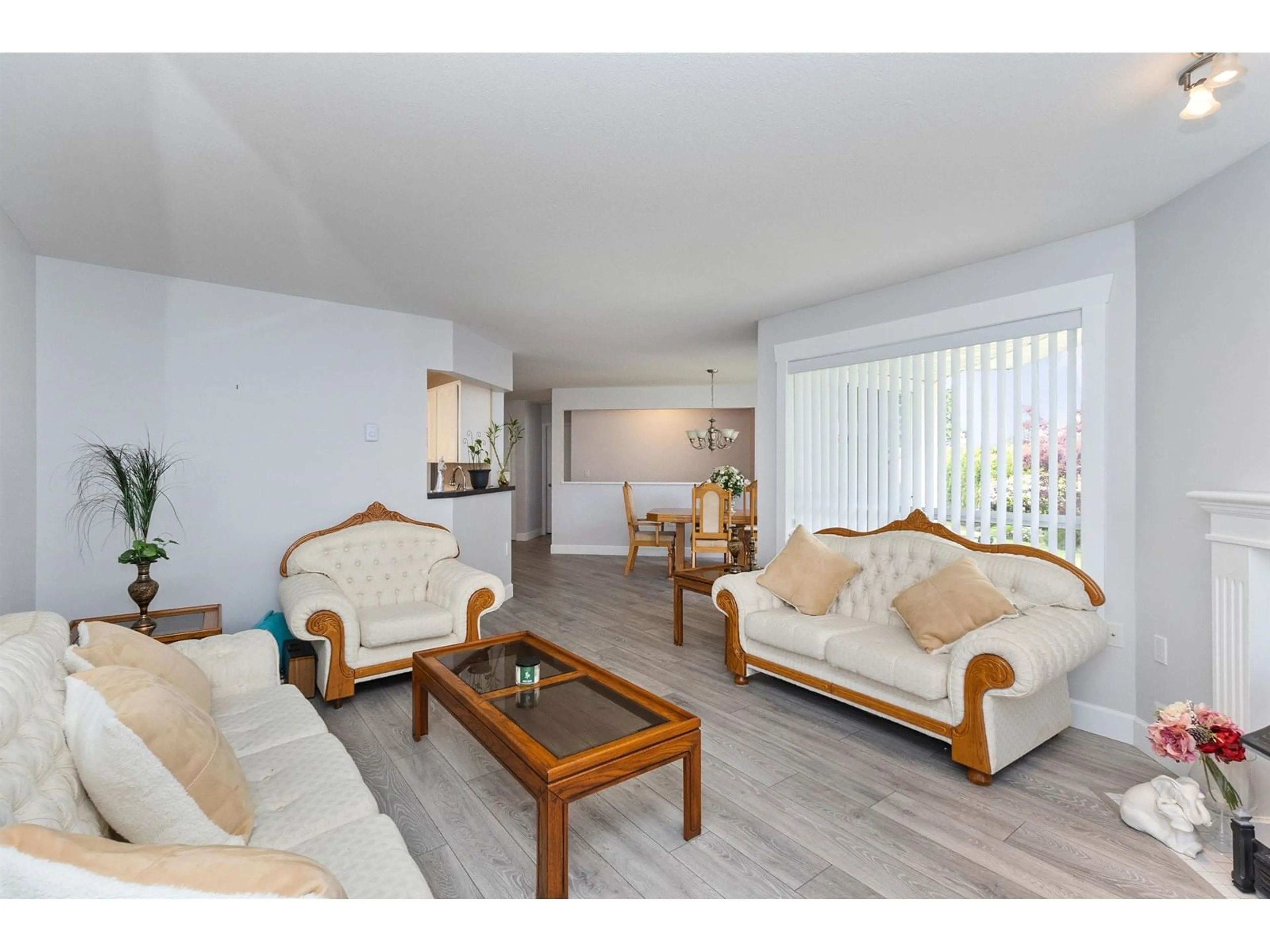 Living room with furniture, wood/laminate floor for 5 - 2475 EMERSON, Abbotsford British Columbia V2T4W5