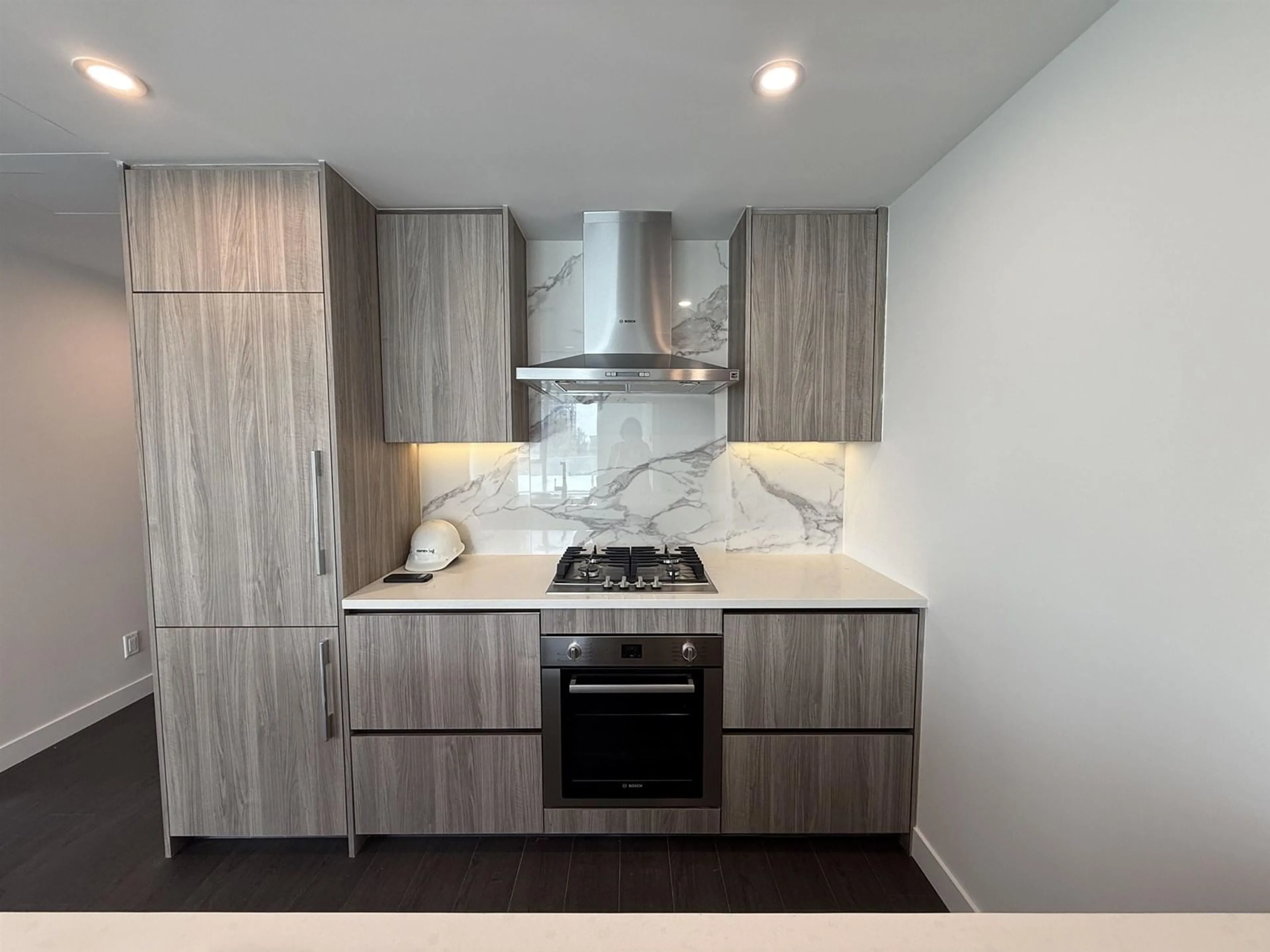 Standard kitchen, wood/laminate floor for 807 - 13768 100, Surrey British Columbia V3T0V2