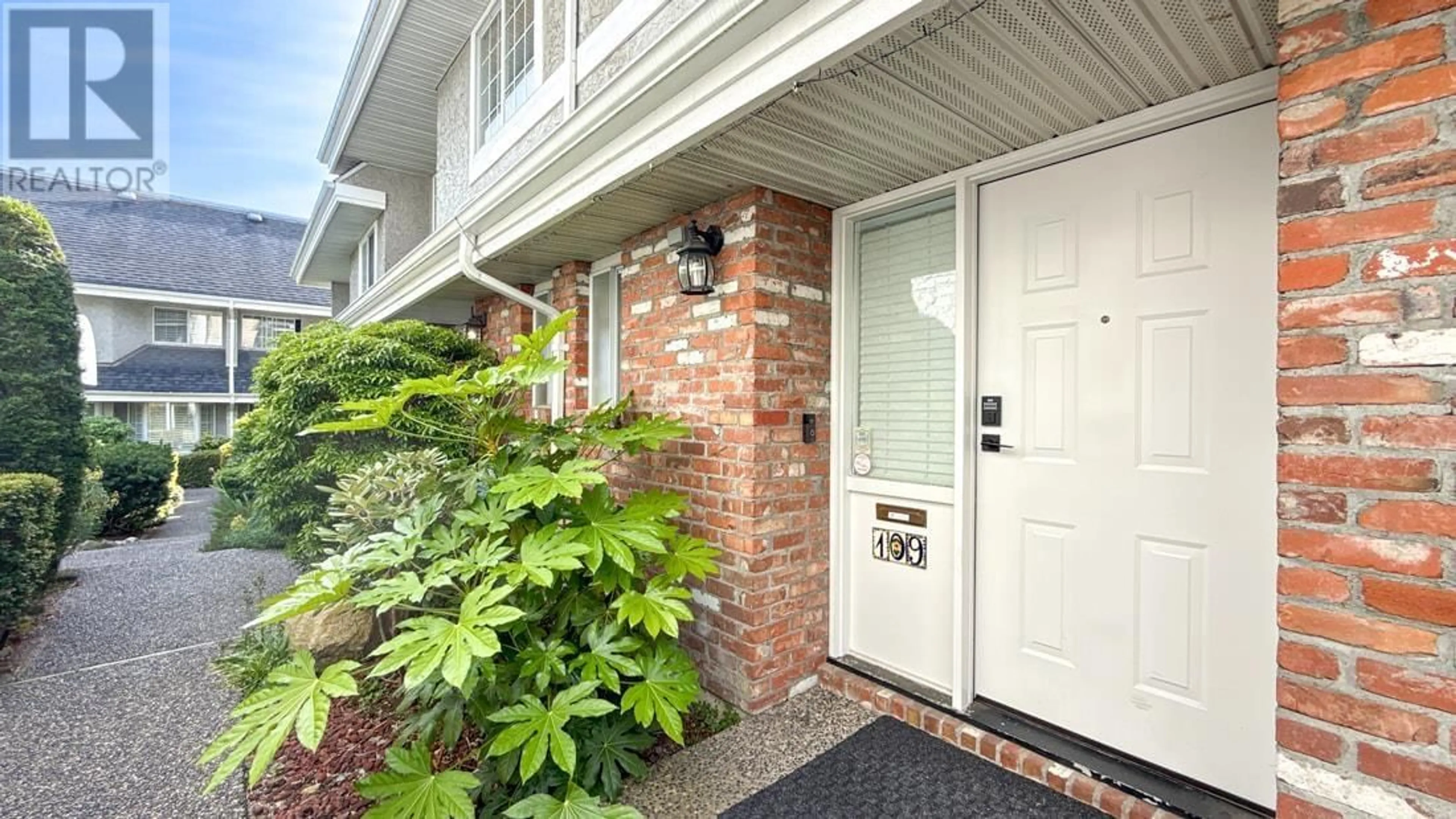 Indoor entryway for 109 - 216 6TH STREET, North Vancouver British Columbia V7L1P5