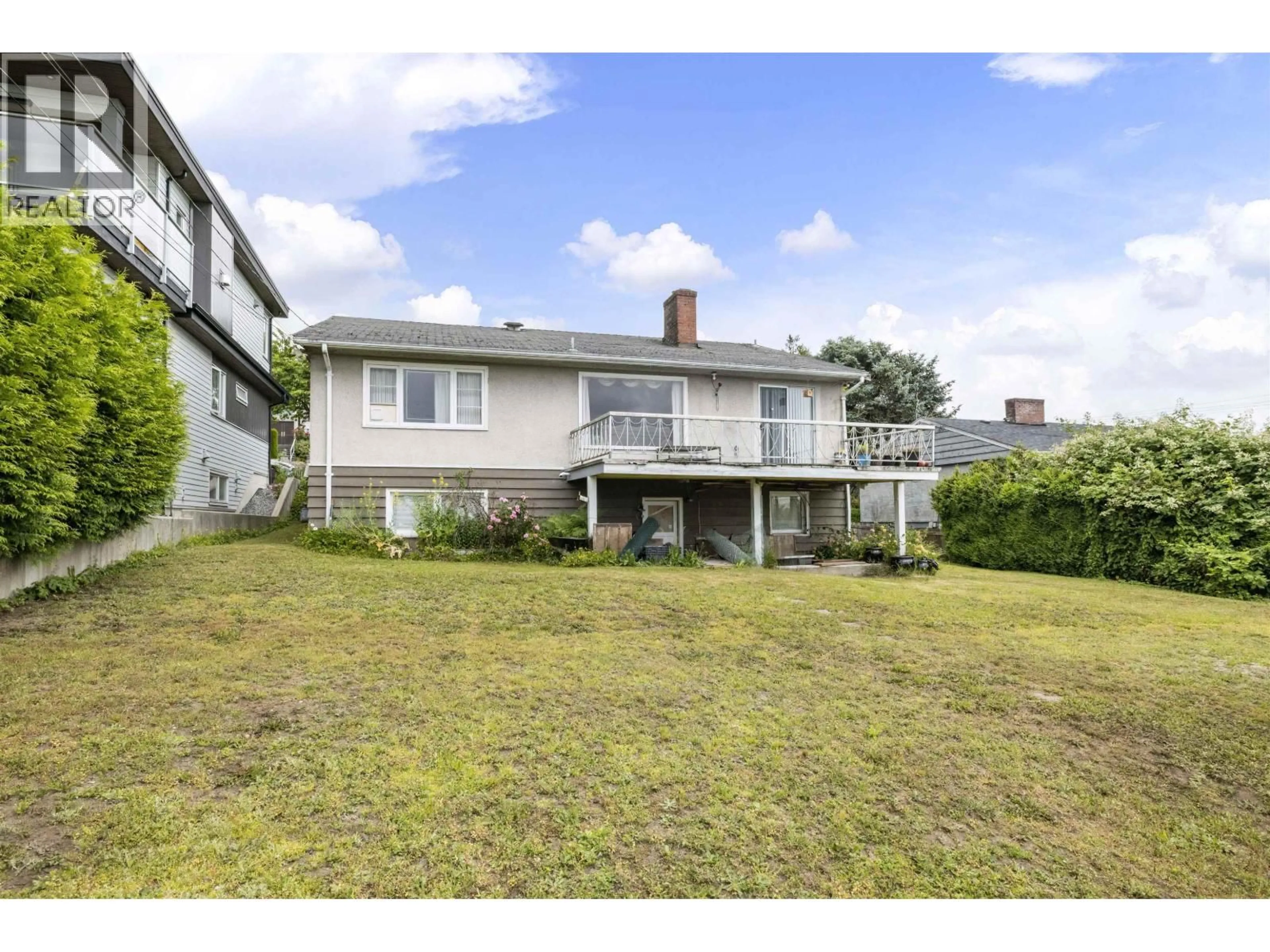 A pic from outside/outdoor area/front of a property/back of a property/a pic from drone, unknown for 55 SPRINGER AVENUE, Burnaby British Columbia V5B1H3