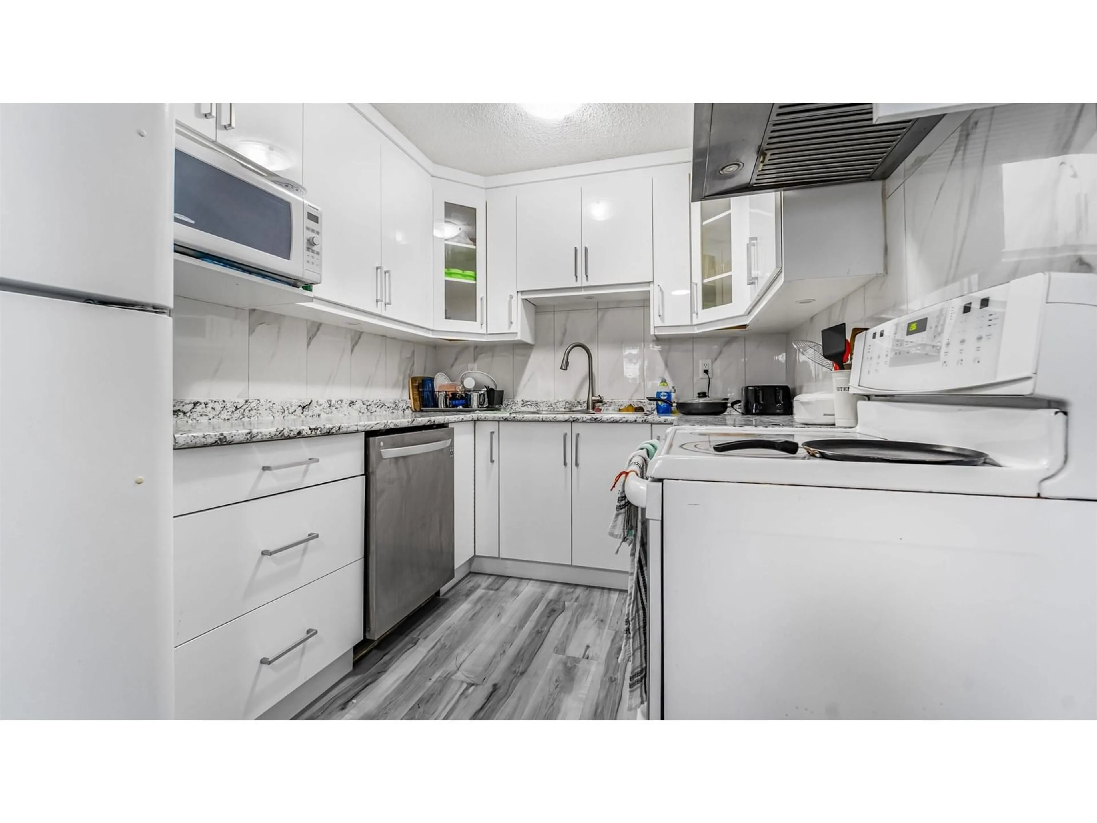 Standard kitchen, unknown for 12 - 2241 MCCALLUM, Abbotsford British Columbia V2S3N7