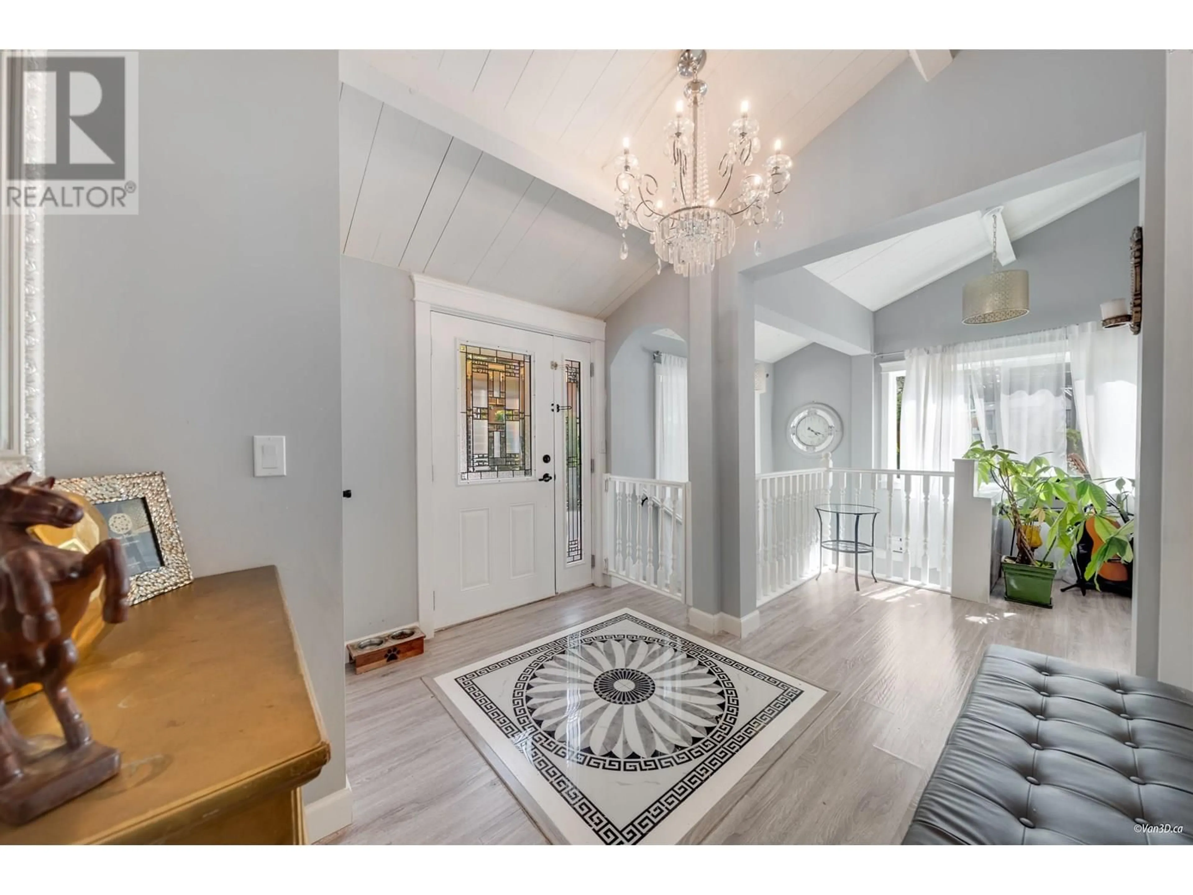 Indoor foyer for 3870 EMERALD DRIVE, North Vancouver British Columbia V7R3B8