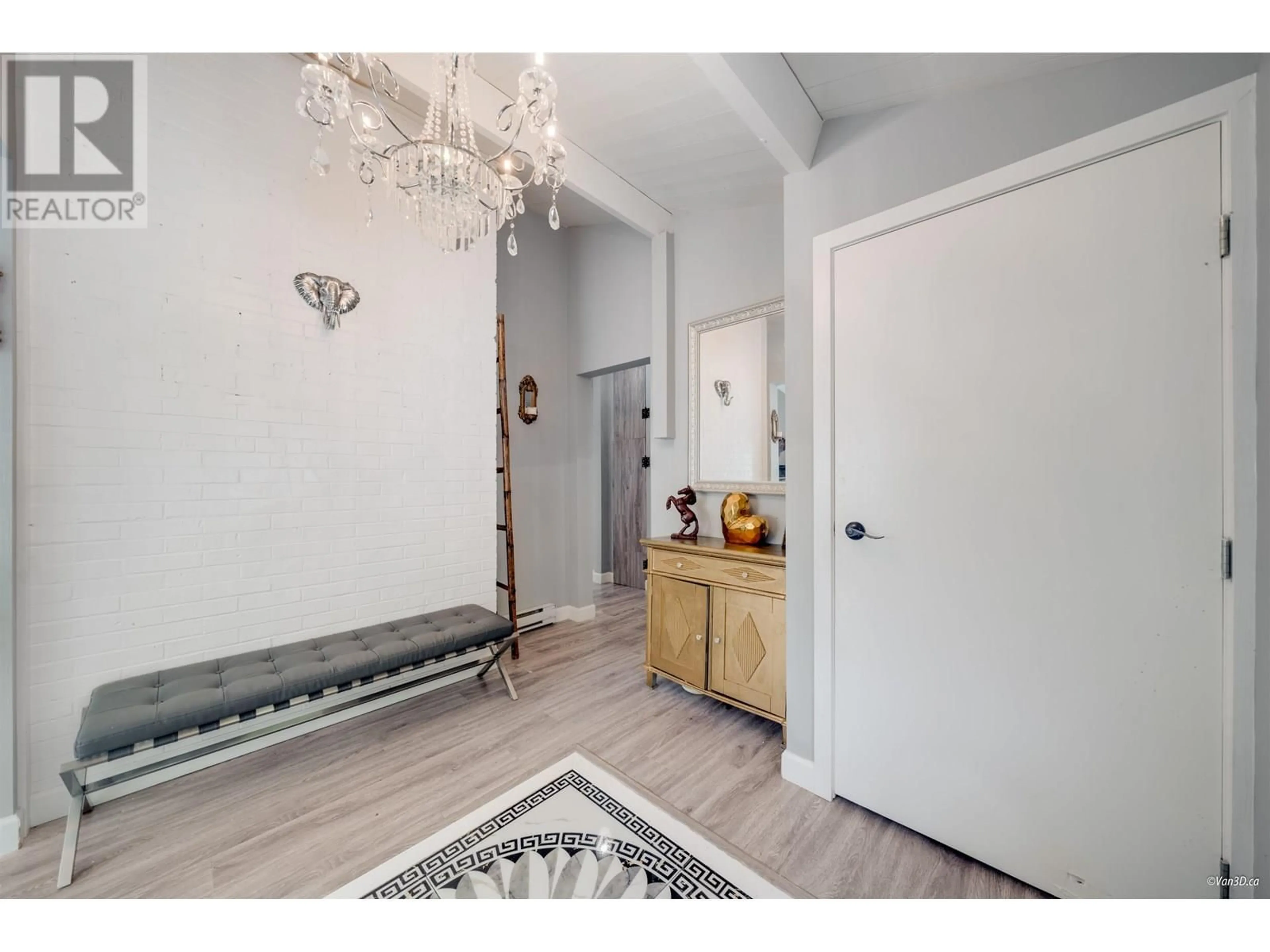 Indoor entryway for 3870 EMERALD DRIVE, North Vancouver British Columbia V7R3B8