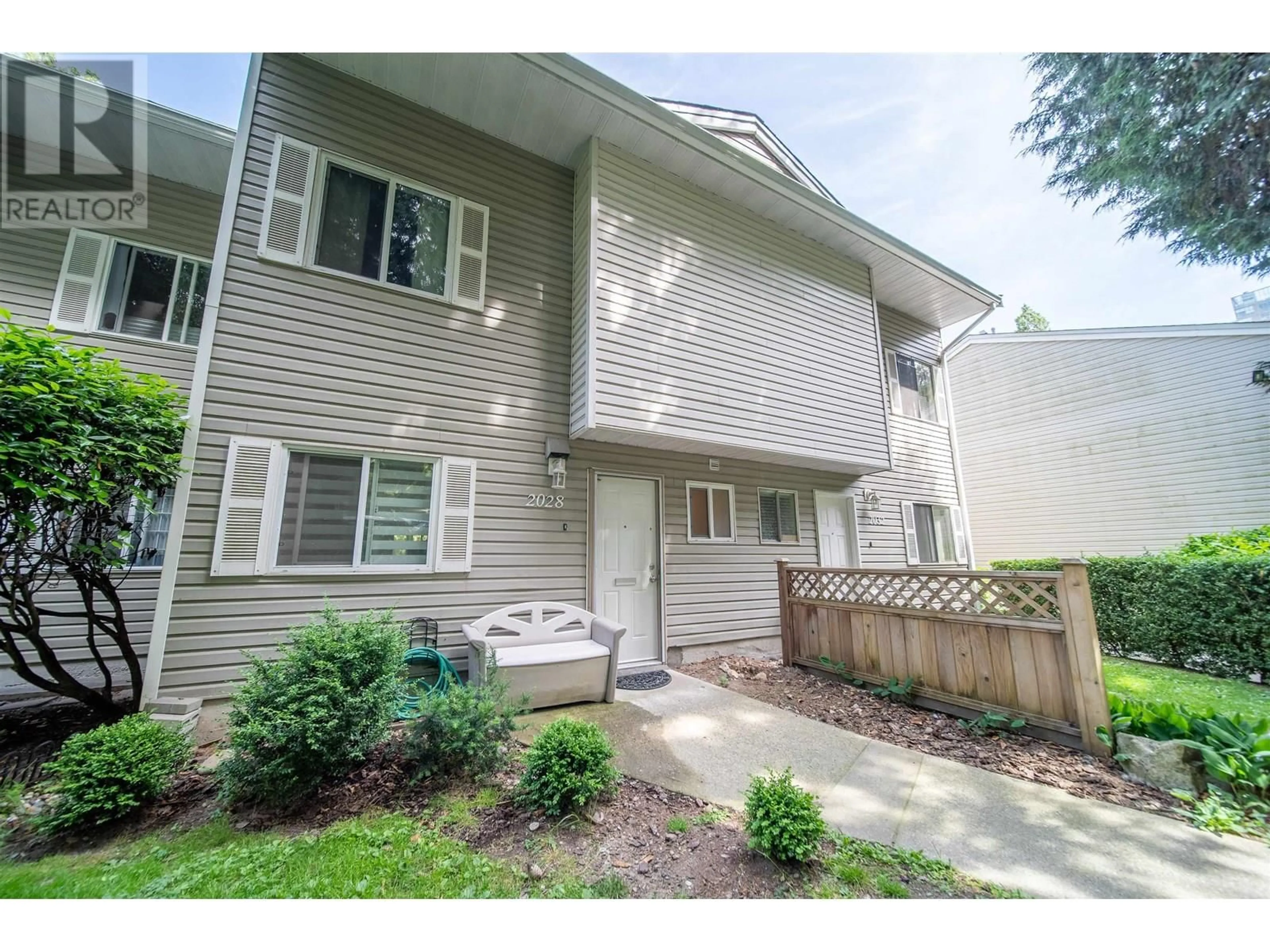 Patio, street for 2028 SPRINGER AVENUE, Burnaby British Columbia V5B3M5