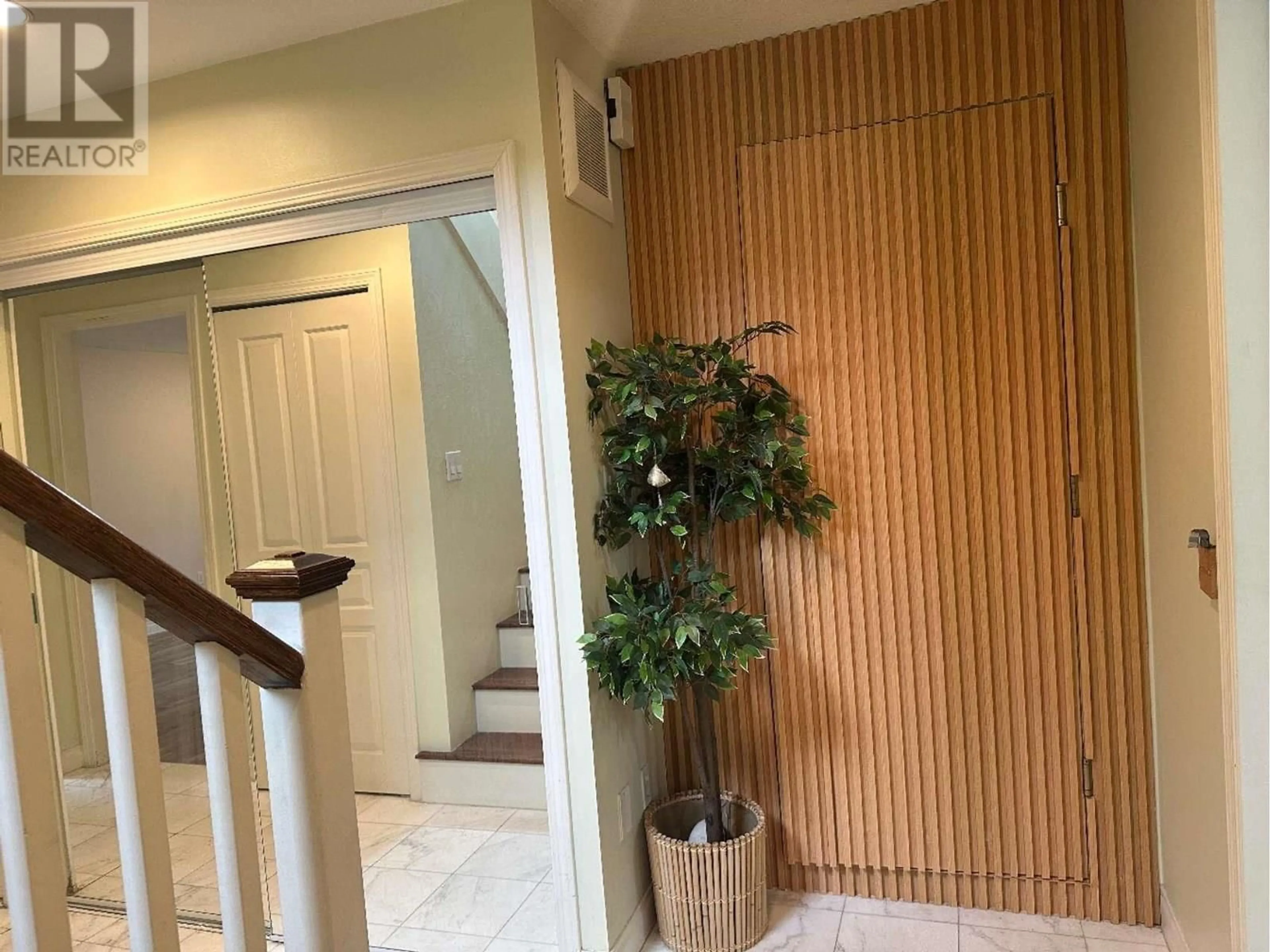 Indoor foyer for 2952 8TH AVENUE, Vancouver British Columbia V6K2C1