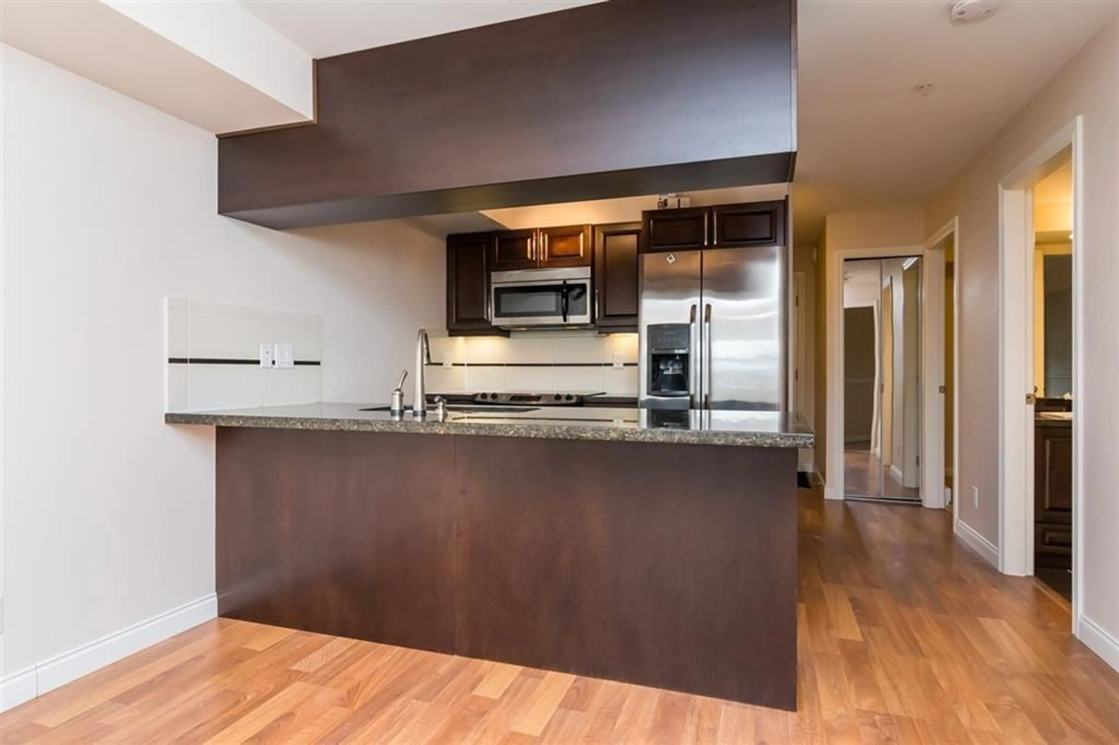 Open concept kitchen, wood/laminate floor for 114 - 19939 55A, Langley British Columbia V4P1R9