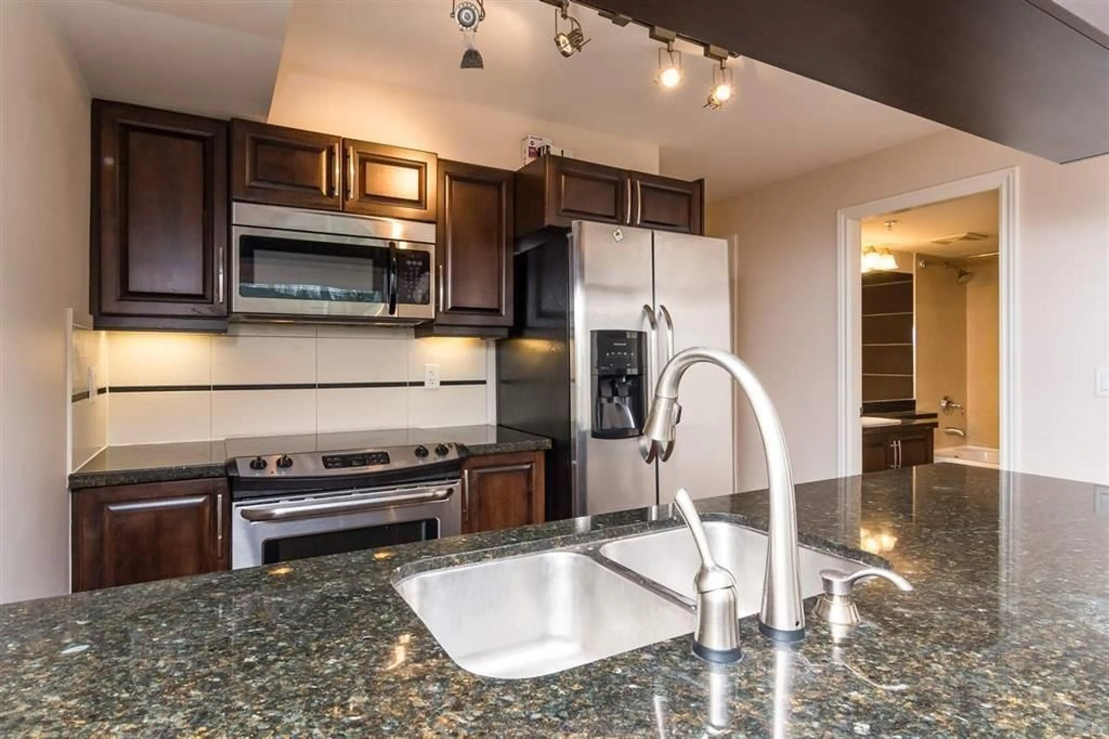 Standard kitchen, ceramic/tile floor for 114 - 19939 55A, Langley British Columbia V4P1R9