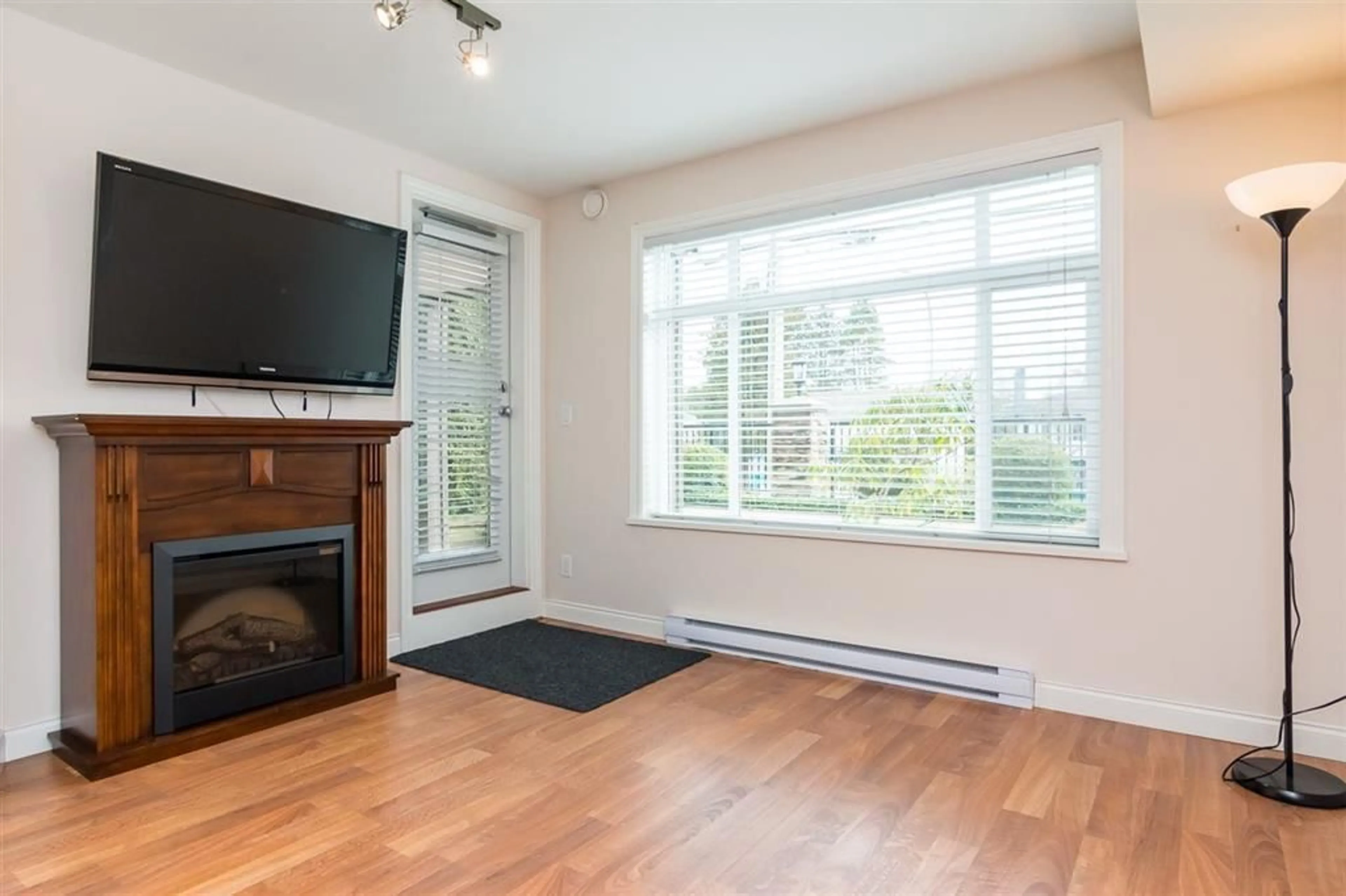 Living room with furniture, wood/laminate floor for 114 - 19939 55A, Langley British Columbia V4P1R9
