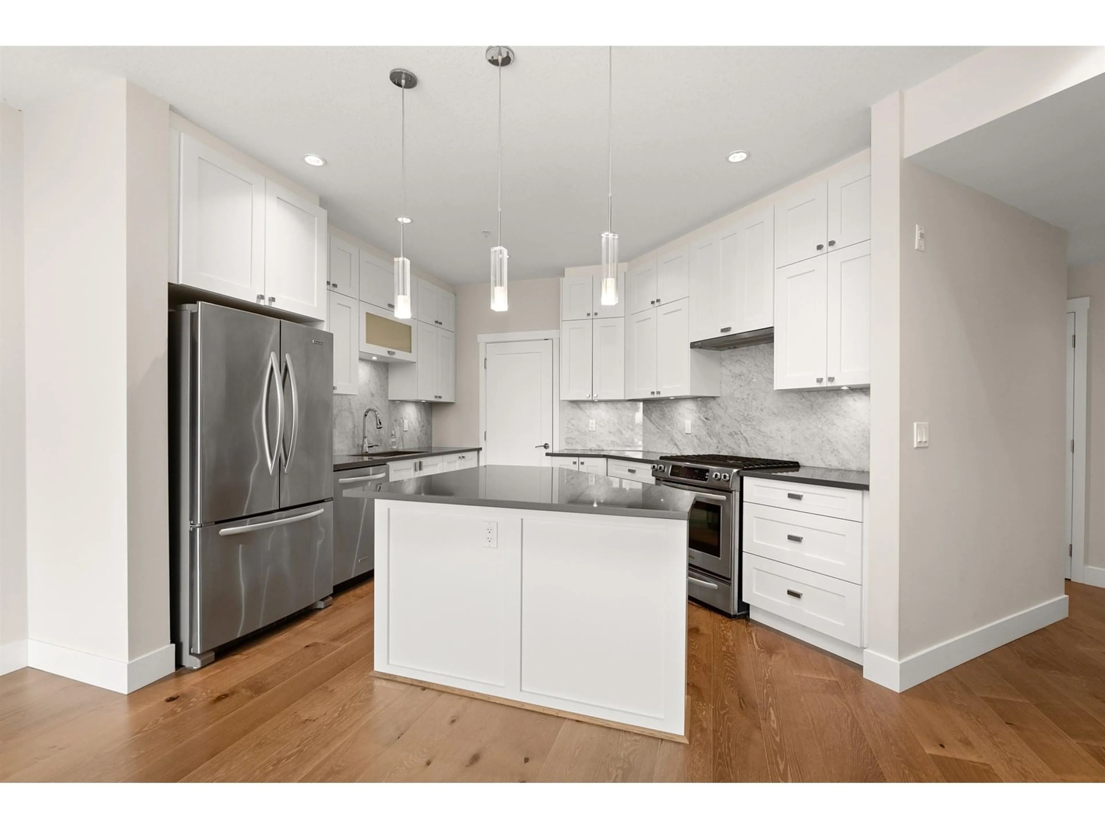 Open concept kitchen, wood/laminate floor for 214 - 14855 THRIFT, White Rock British Columbia V4B2J6