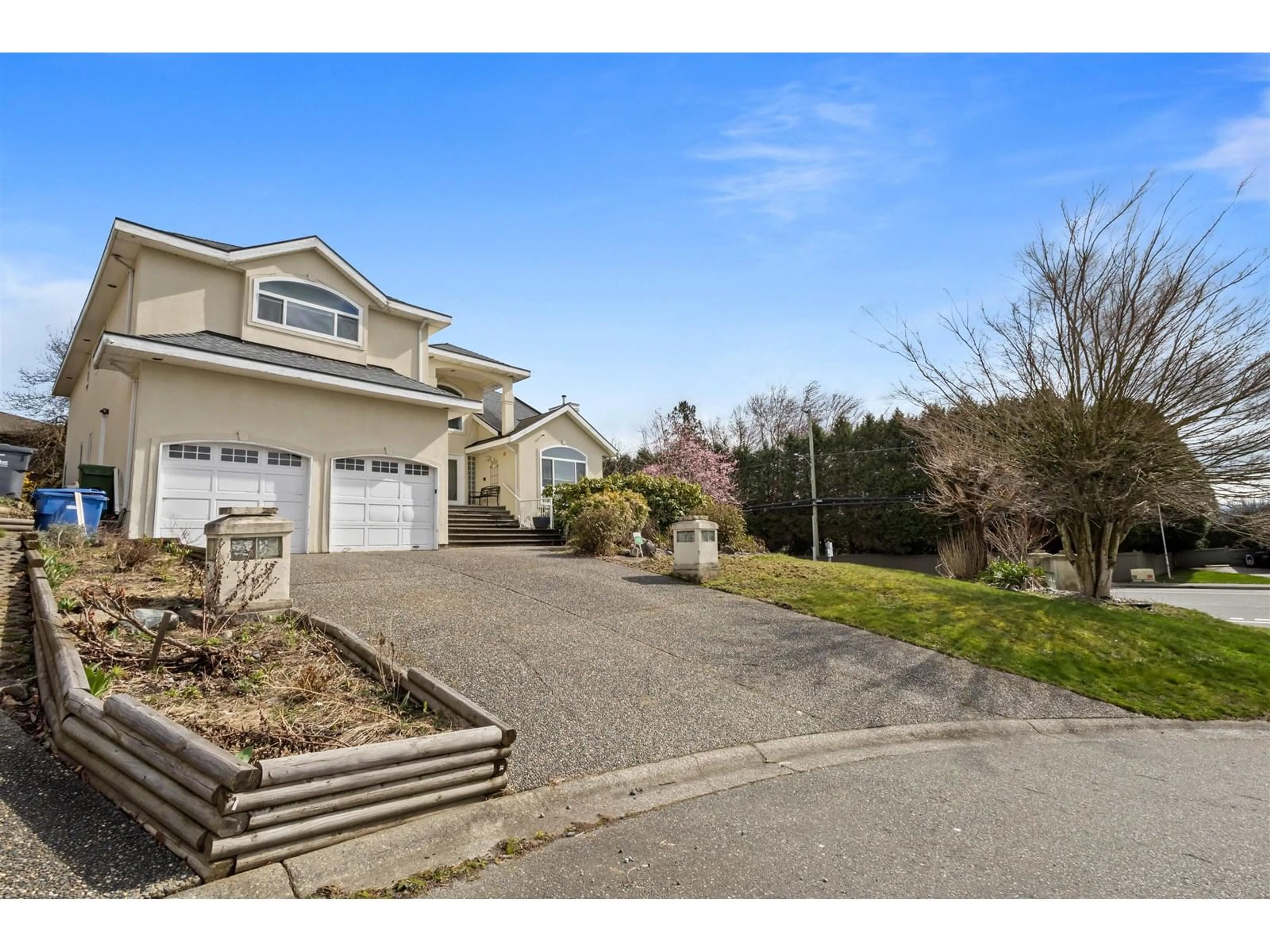 A pic from outside/outdoor area/front of a property/back of a property/a pic from drone, street for 2016 MONTERAY, Abbotsford British Columbia V2S7S2