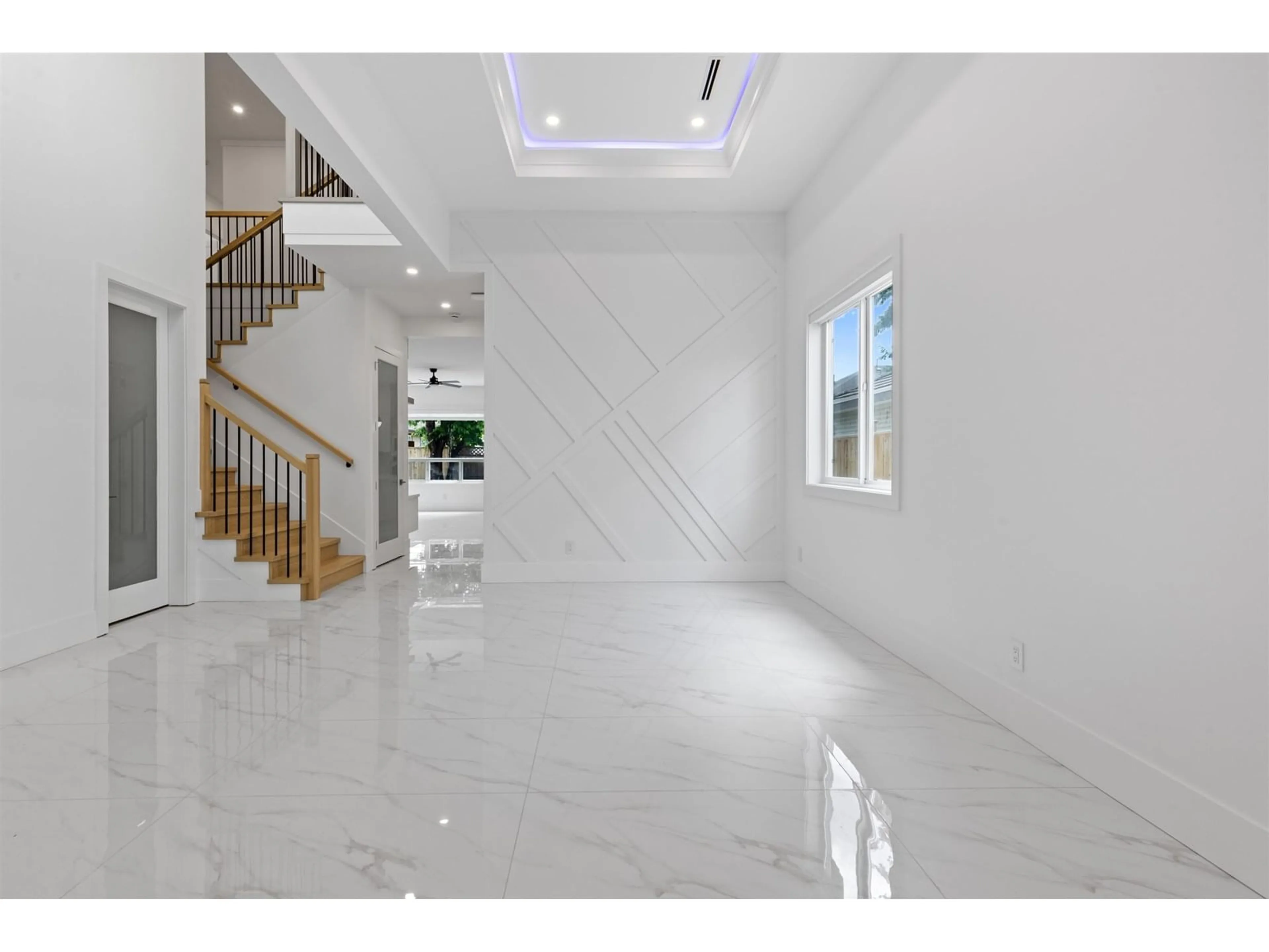 Indoor foyer for 15576 89B, Surrey British Columbia V3R4K9