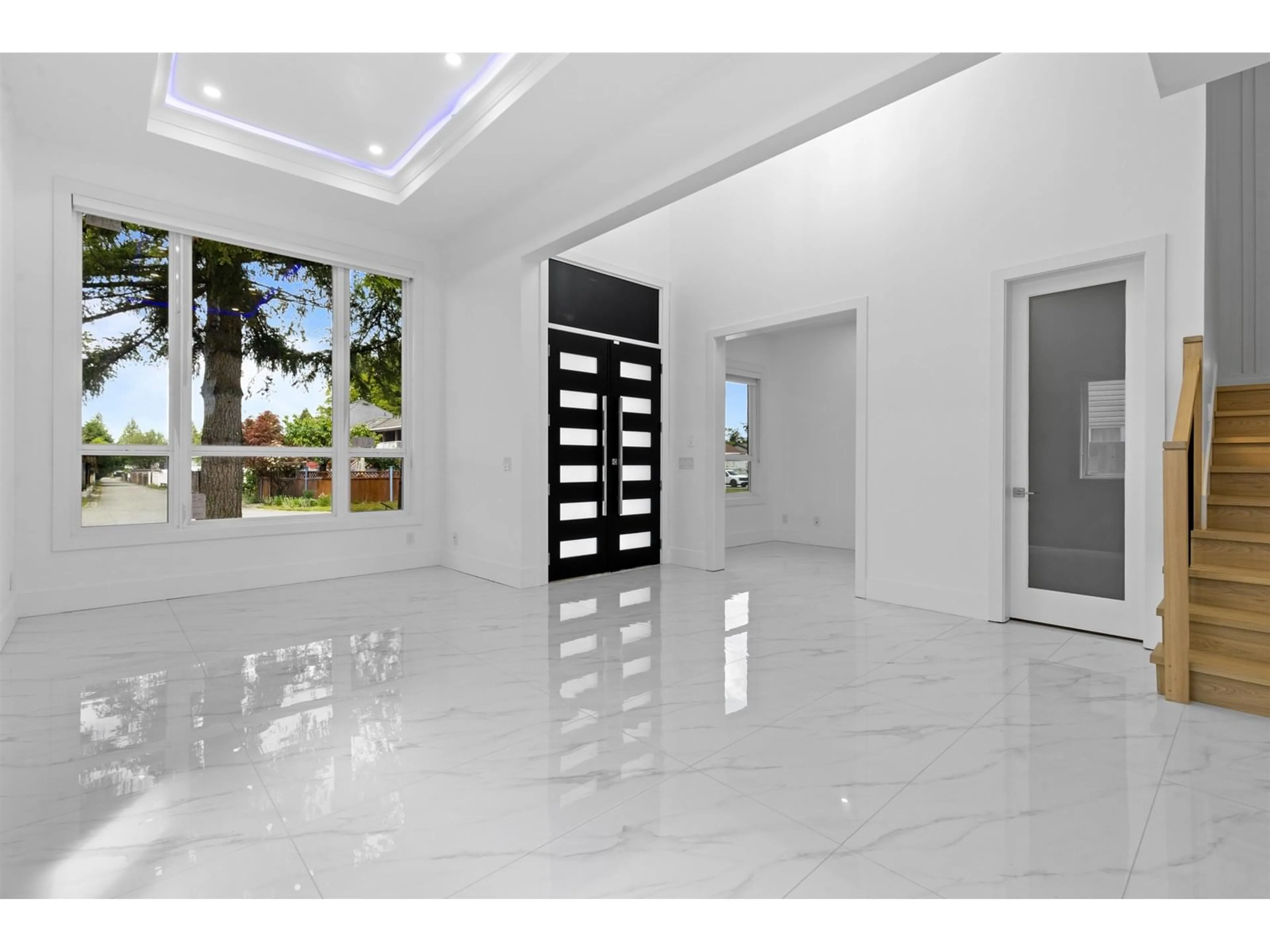 Indoor foyer for 15576 89B, Surrey British Columbia V3R4K9