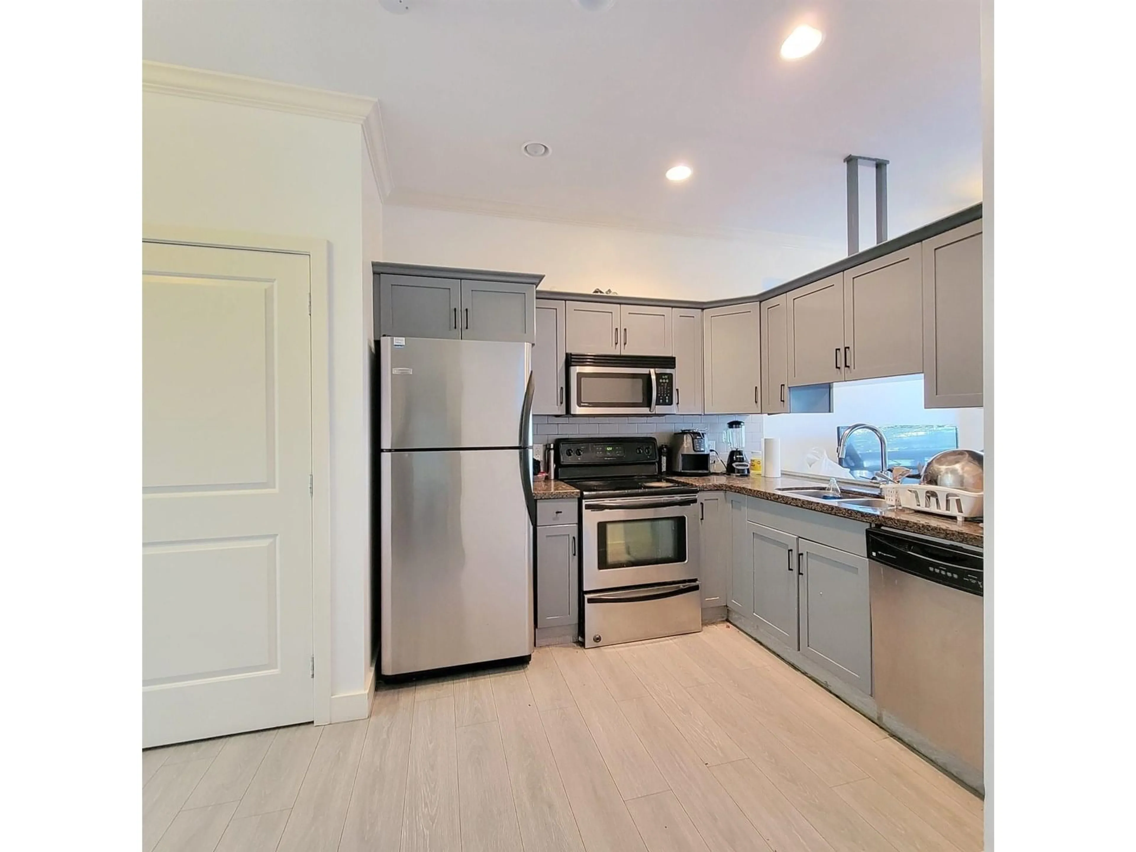 Standard kitchen, unknown for 20 - 31235 UPPER MACLURE, Abbotsford British Columbia V2T0B2