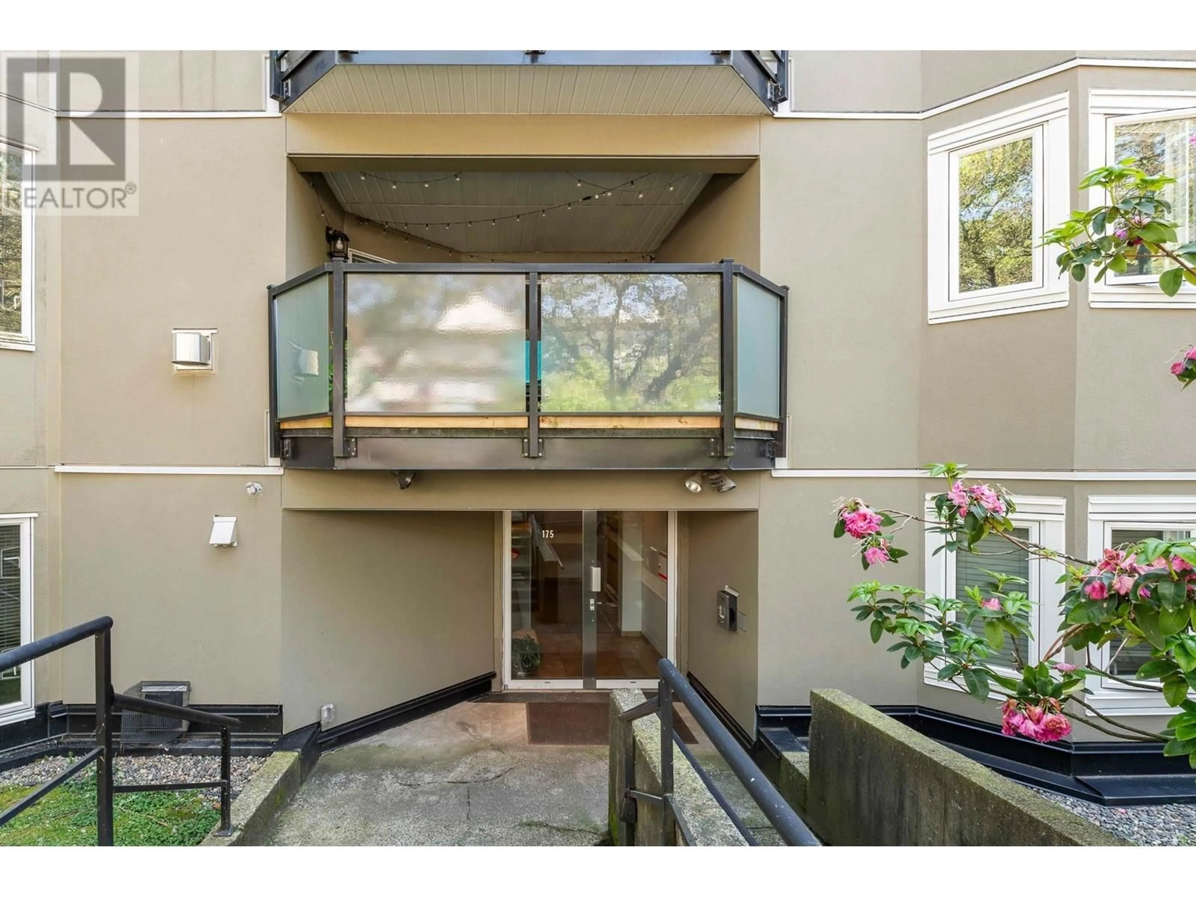 Indoor foyer for 105 - 175 4TH STREET, North Vancouver British Columbia V7M1H6