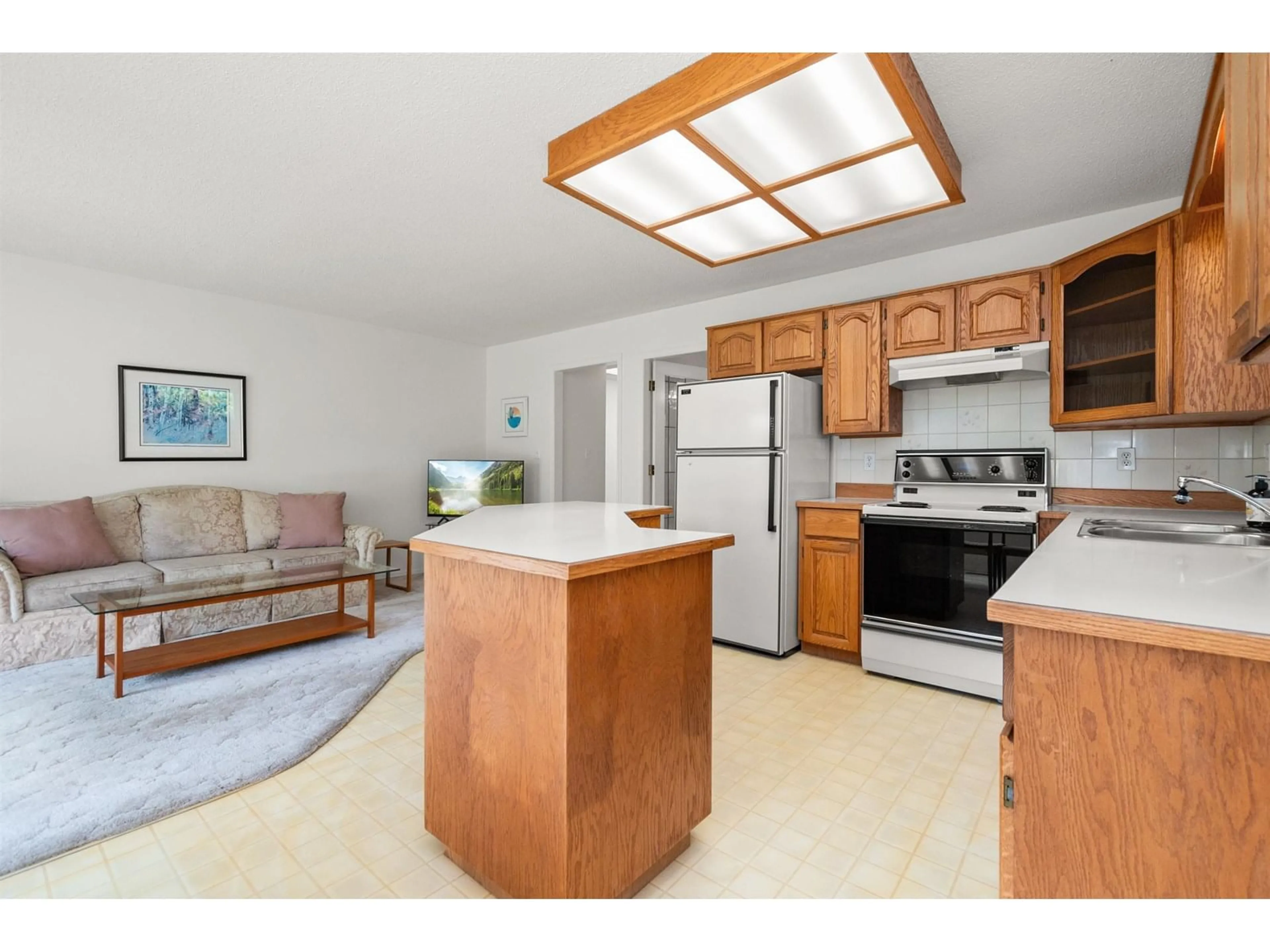 Open concept kitchen, unknown for 537 WARDLE STREET, Hope British Columbia V0X1L0