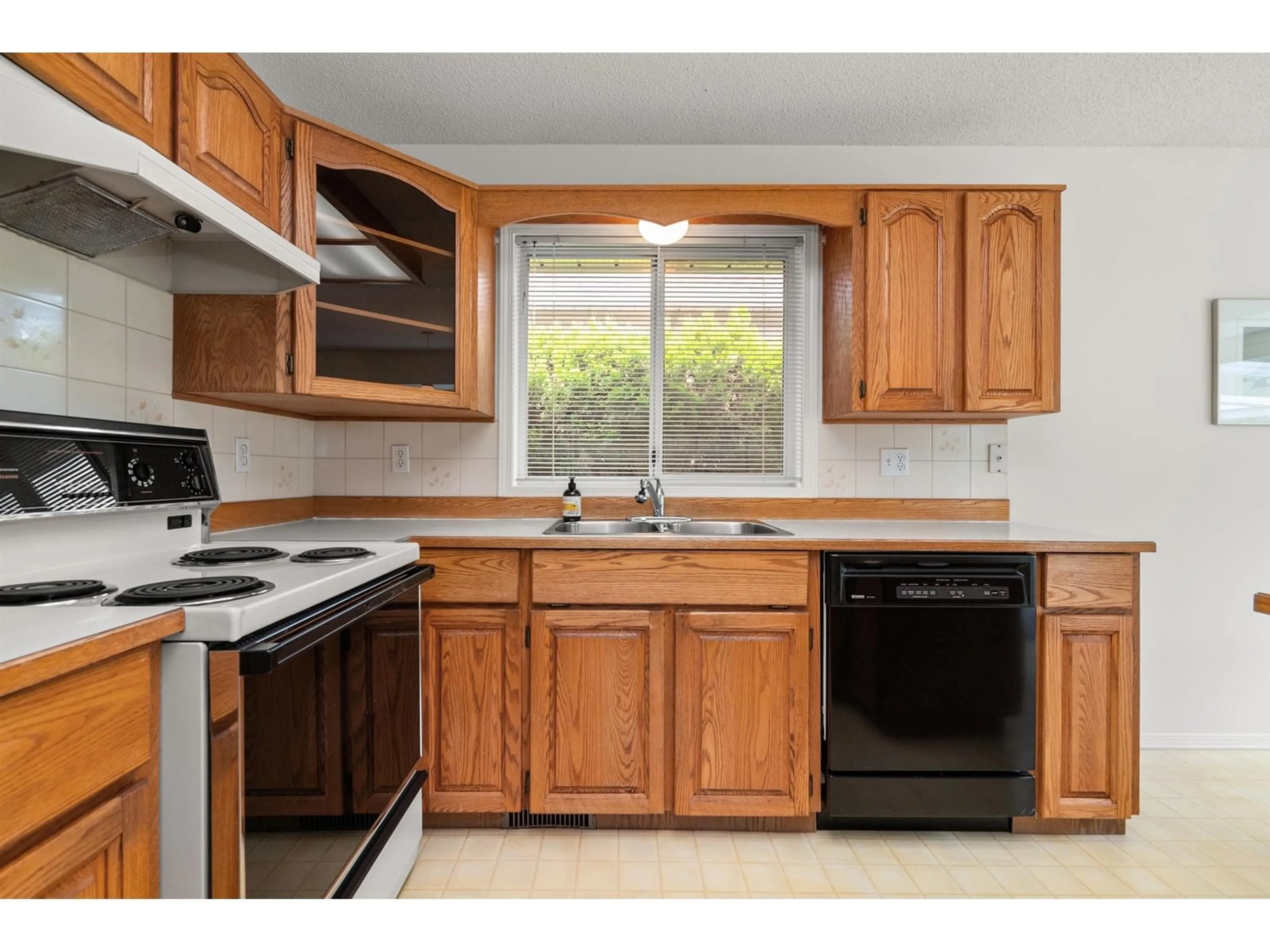 Standard kitchen, unknown for 537 WARDLE STREET, Hope British Columbia V0X1L0
