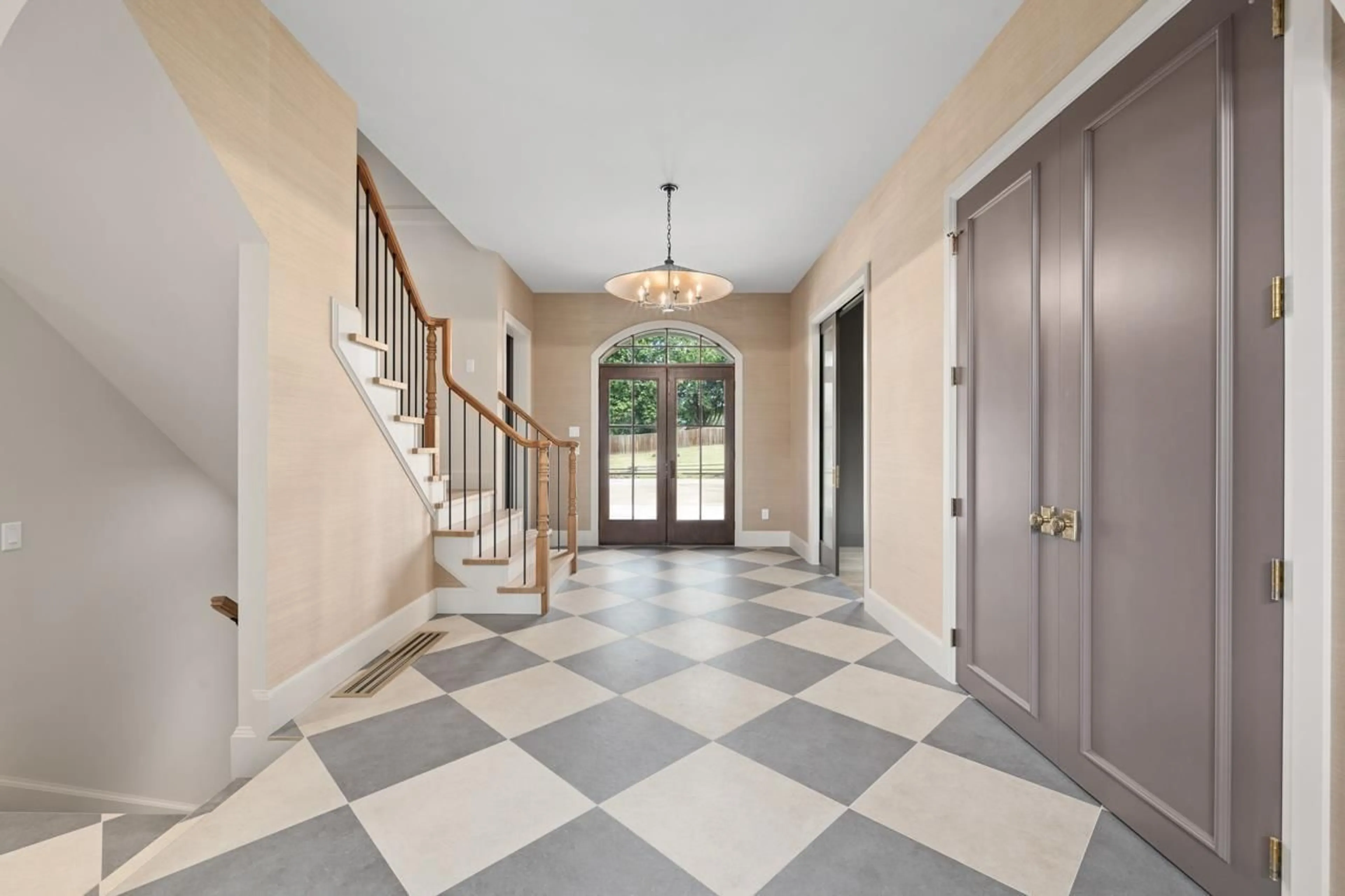 Indoor foyer for 23490 MARY, Langley British Columbia V1M2S2