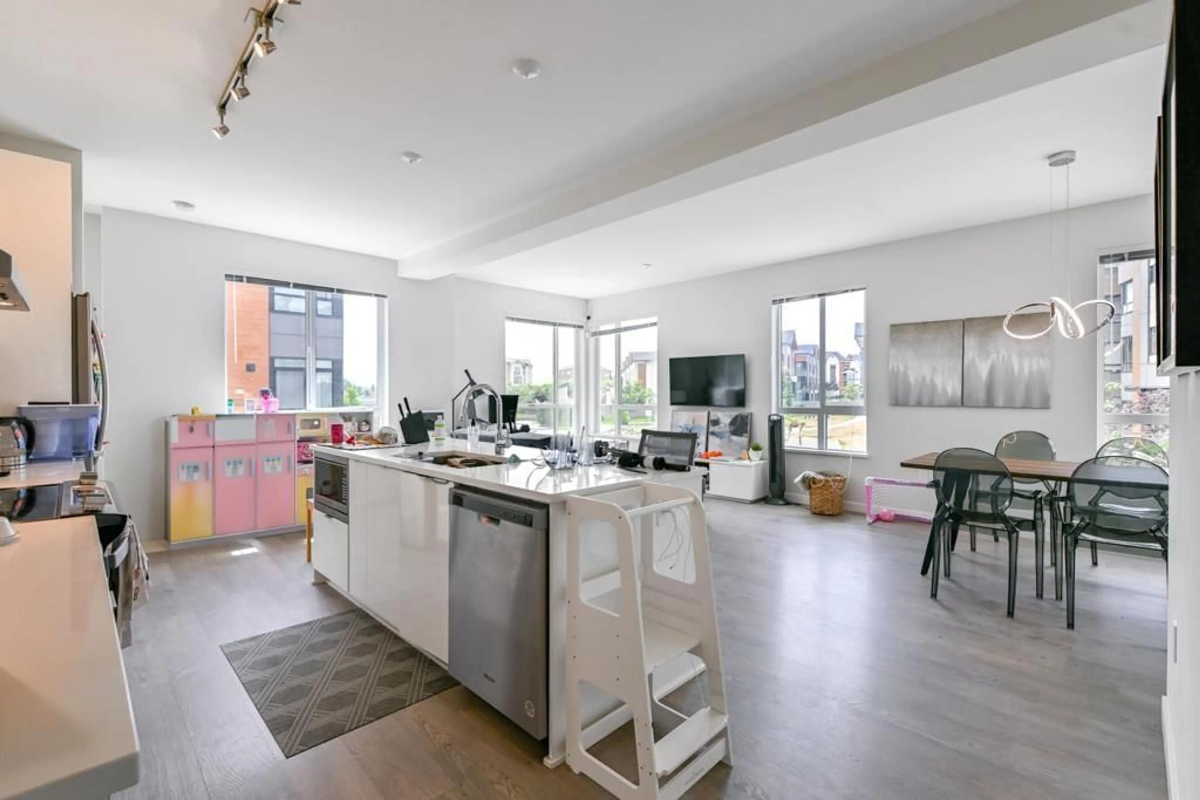 Open concept kitchen, unknown for 11 - 15151 EDMUND, Surrey British Columbia V3S0B2
