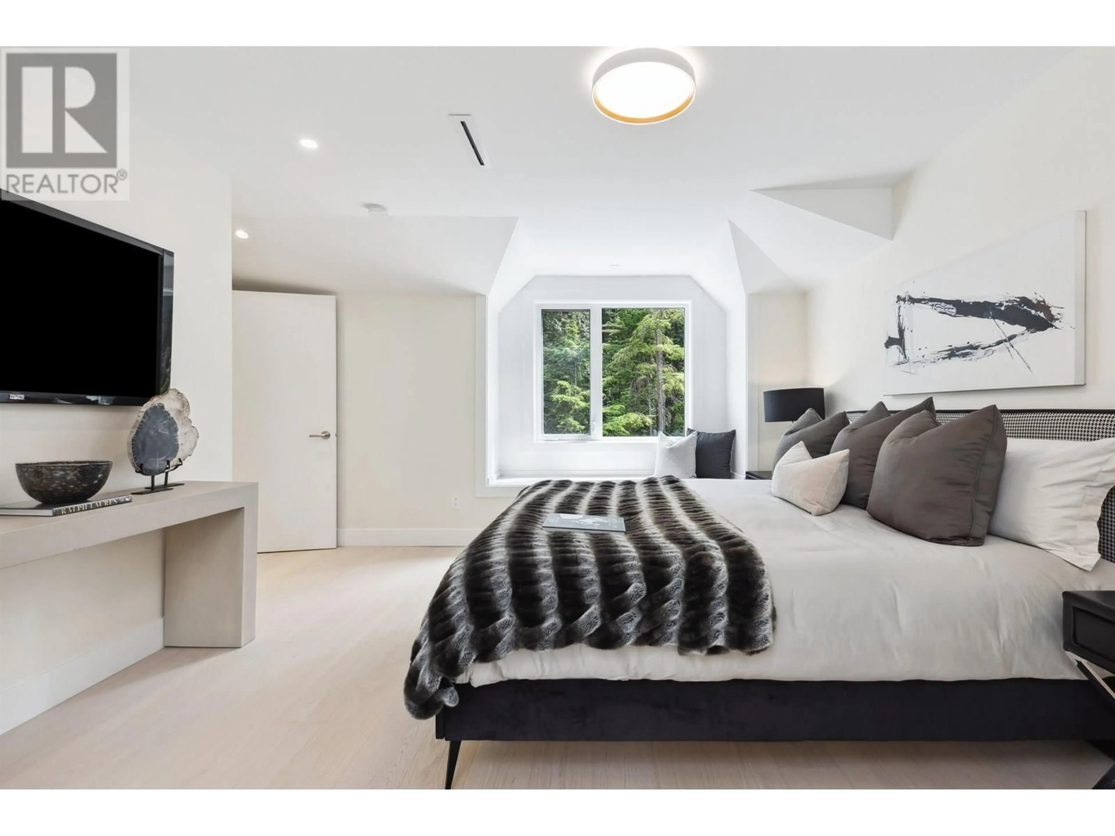 A pic of a room for 3529 ANNE MACDONALD WAY, North Vancouver British Columbia V7G2S7