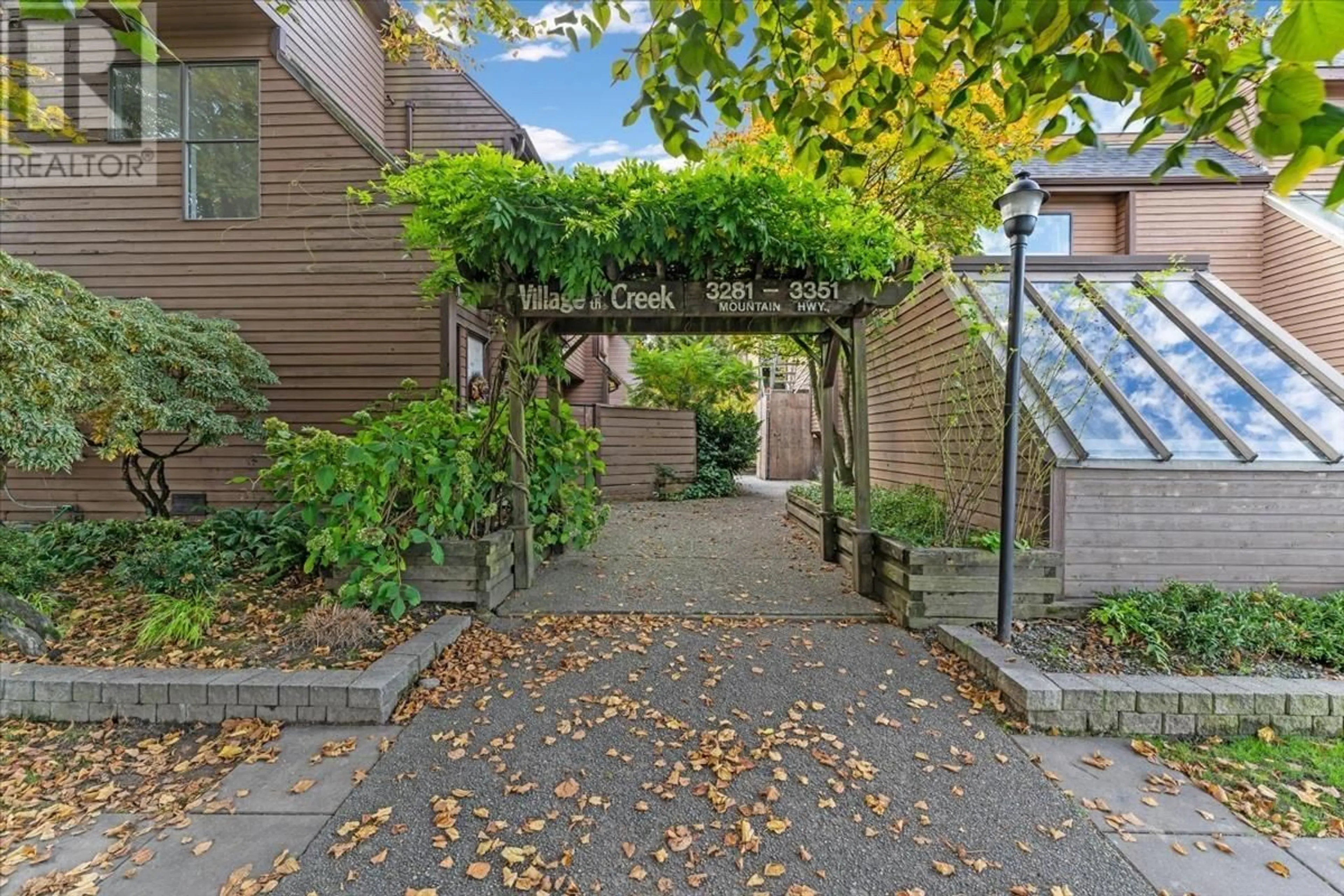 Patio, street for 3295 MOUNTAIN HIGHWAY, North Vancouver British Columbia V7K2H4