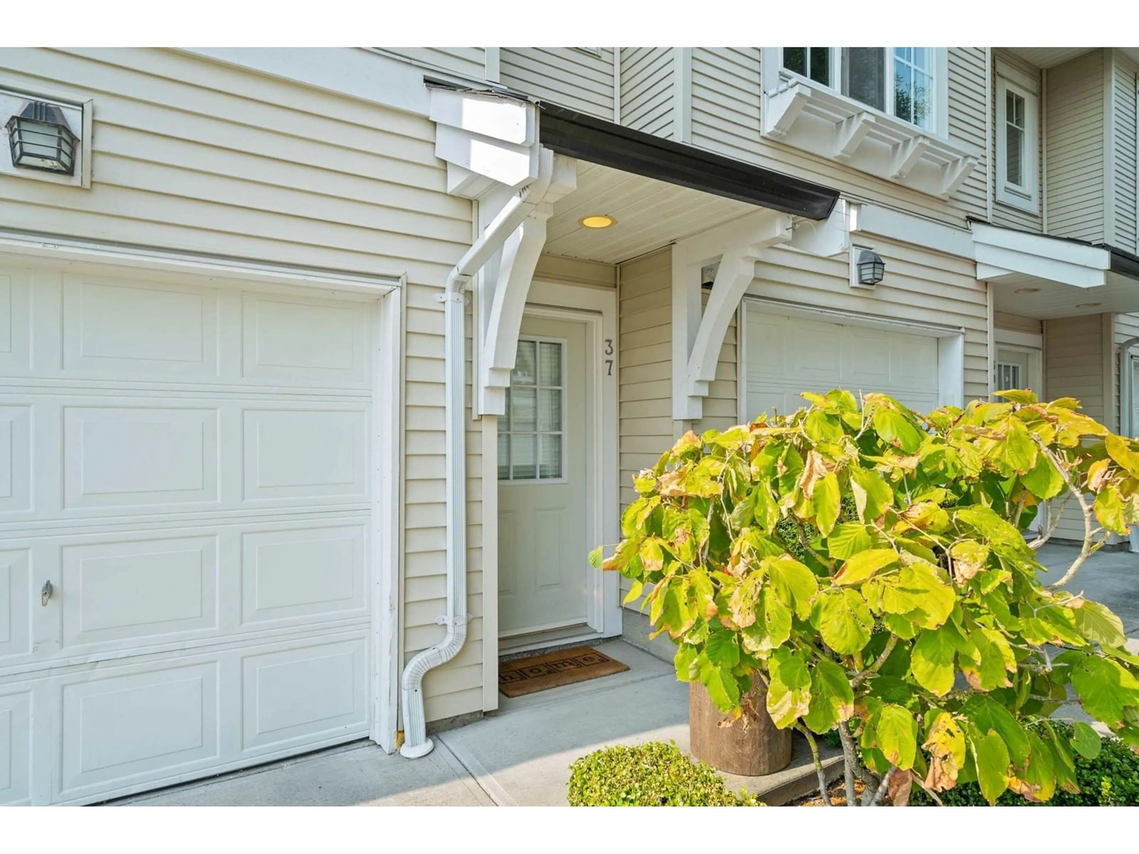 Indoor entryway for 37 - 20560 66, Langley British Columbia V2Y2Y8
