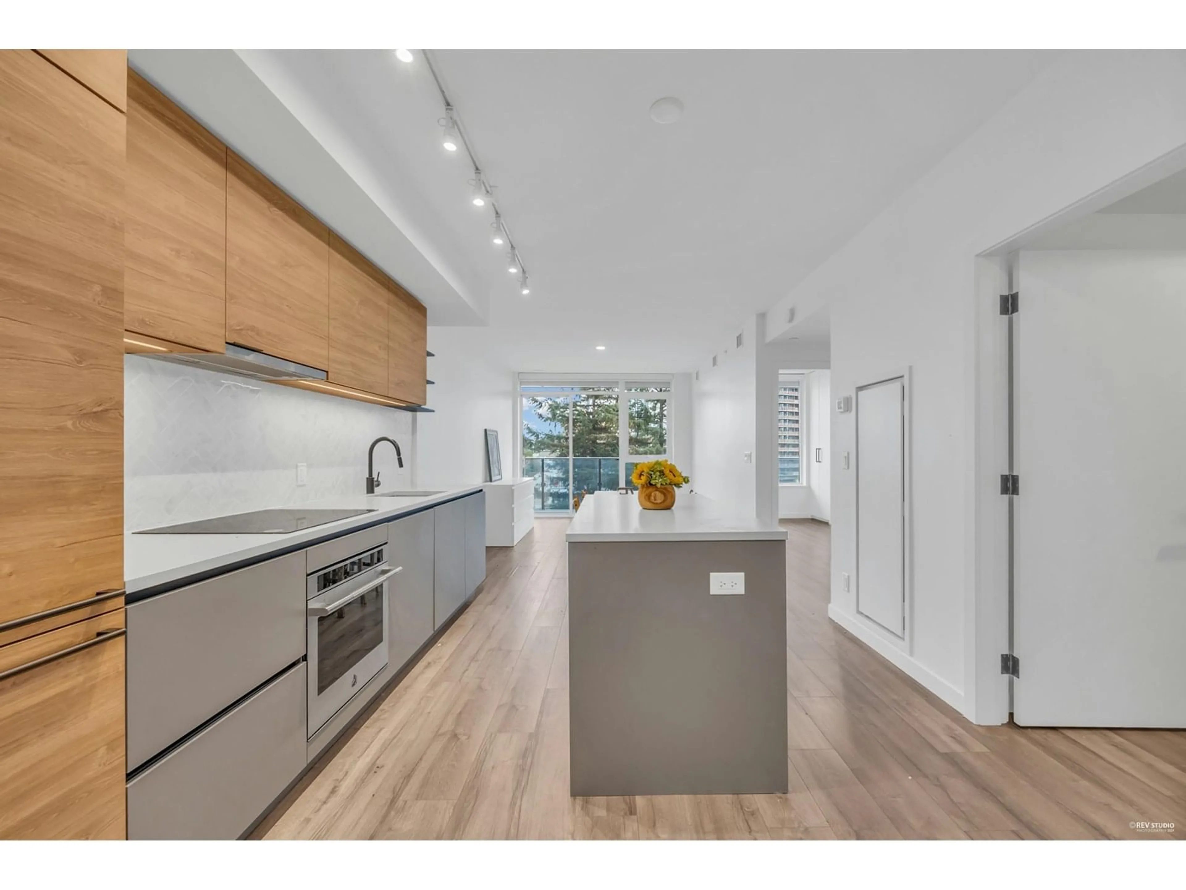 Open concept kitchen, wood/laminate floor for 907 - 13428 105, Surrey British Columbia V3T0S6