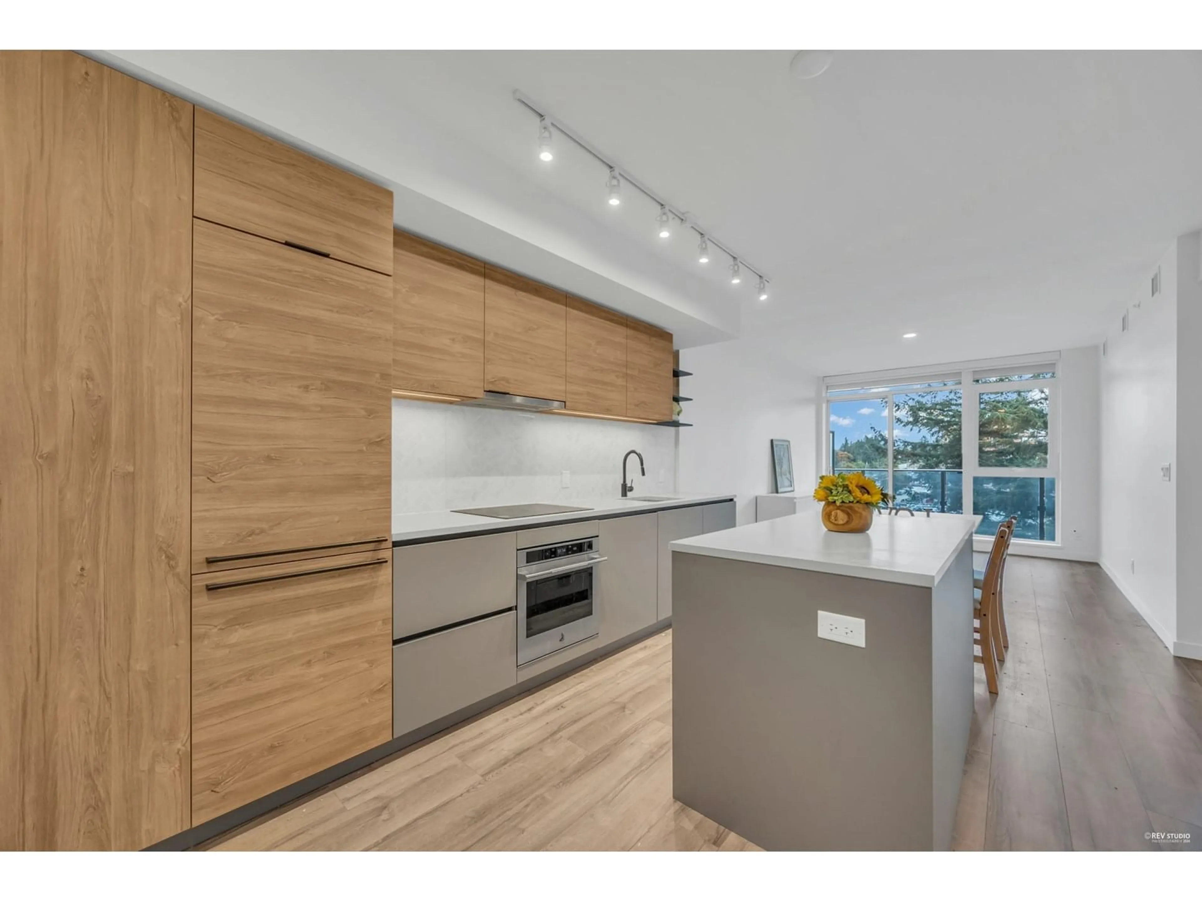 Open concept kitchen, wood/laminate floor for 907 - 13428 105, Surrey British Columbia V3T0S6