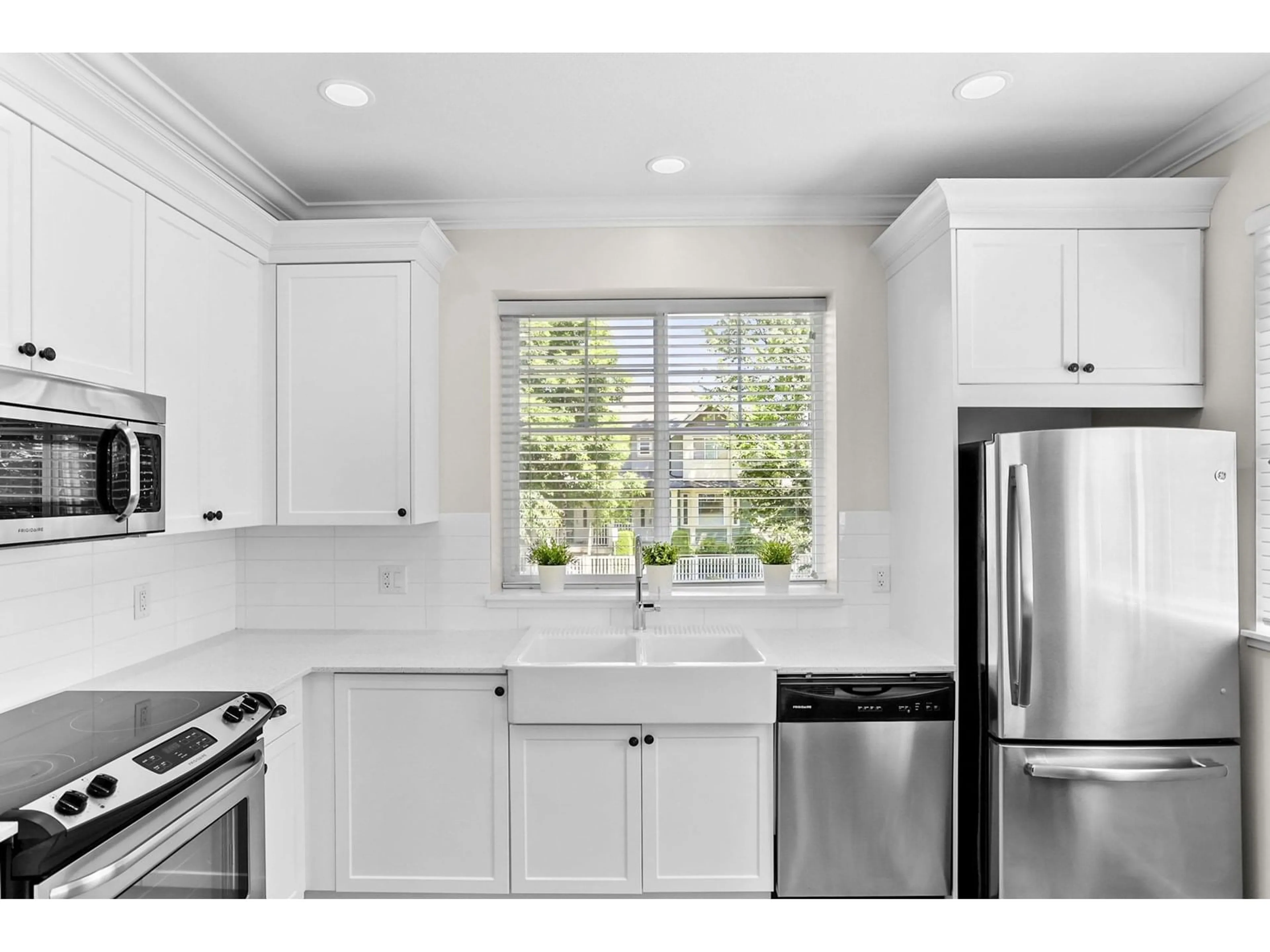 Open concept kitchen, ceramic/tile floor for 19 - 19128 65, Surrey British Columbia V4N6P2
