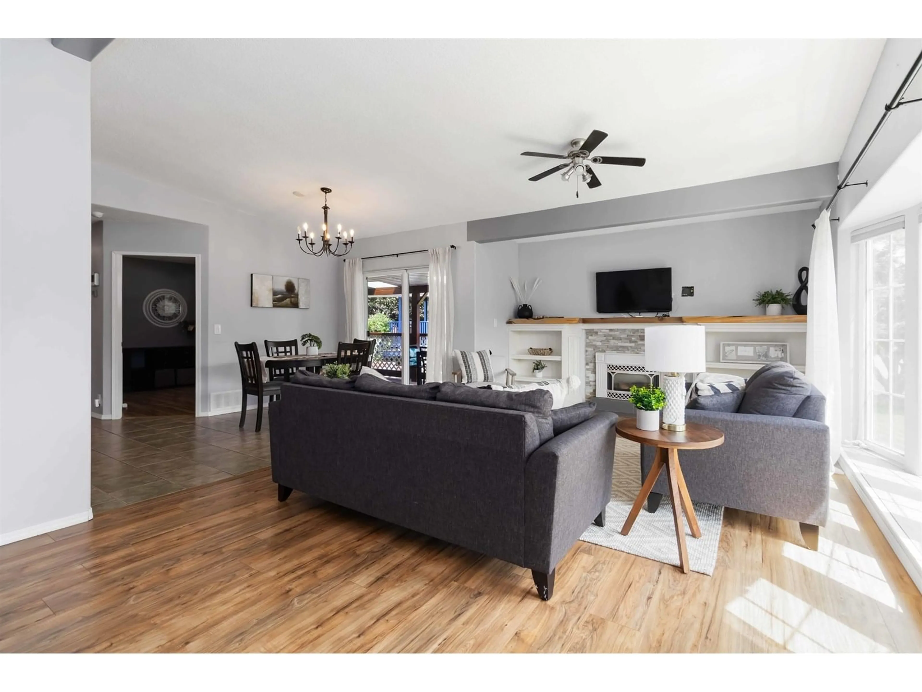 Living room with furniture, wood/laminate floor for 46185 LARCH AVENUE, Chilliwack British Columbia V2P1E7