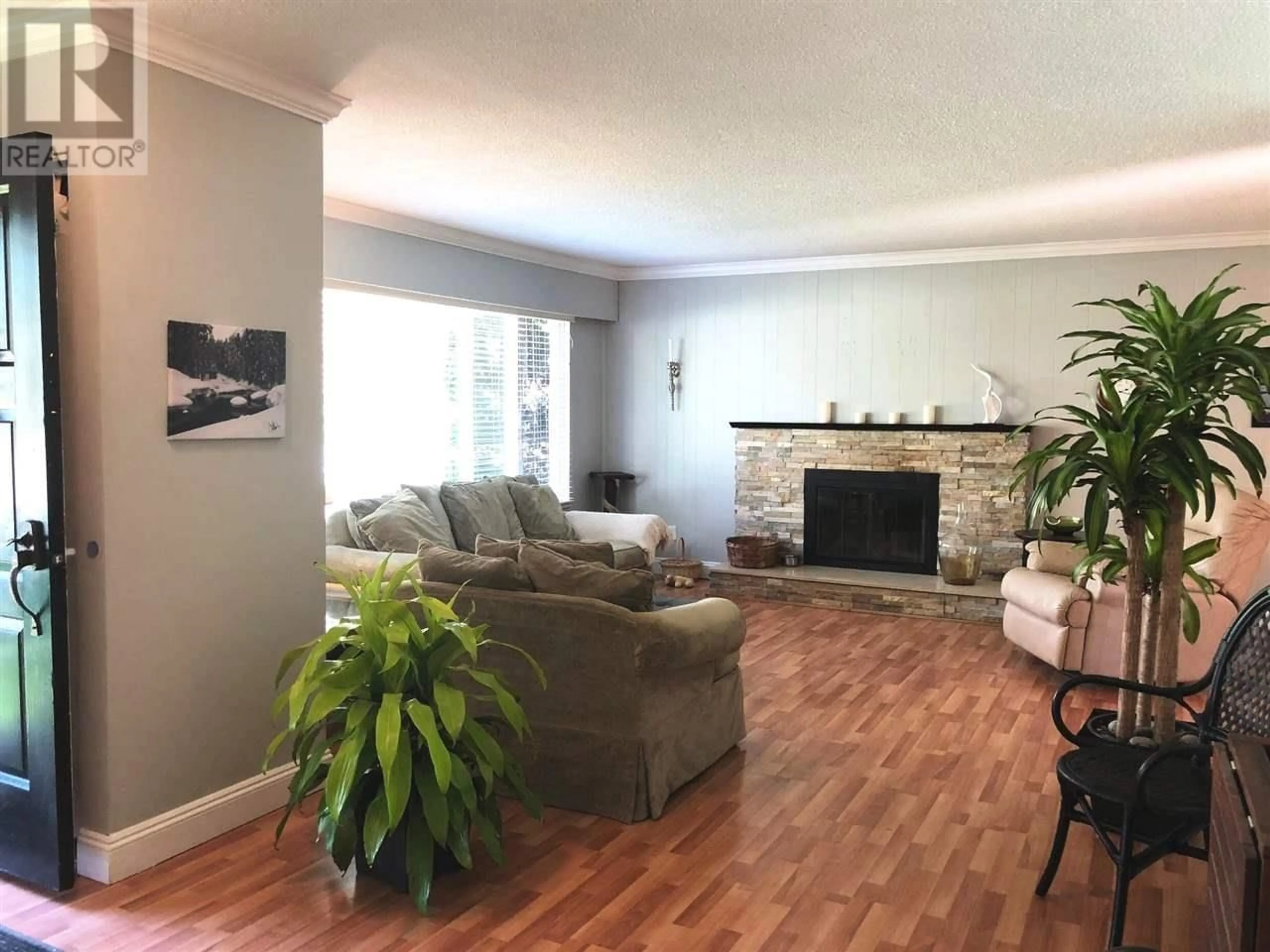 Living room with furniture, wood/laminate floor for 5280 1 AVENUE, Delta British Columbia V4M1B7