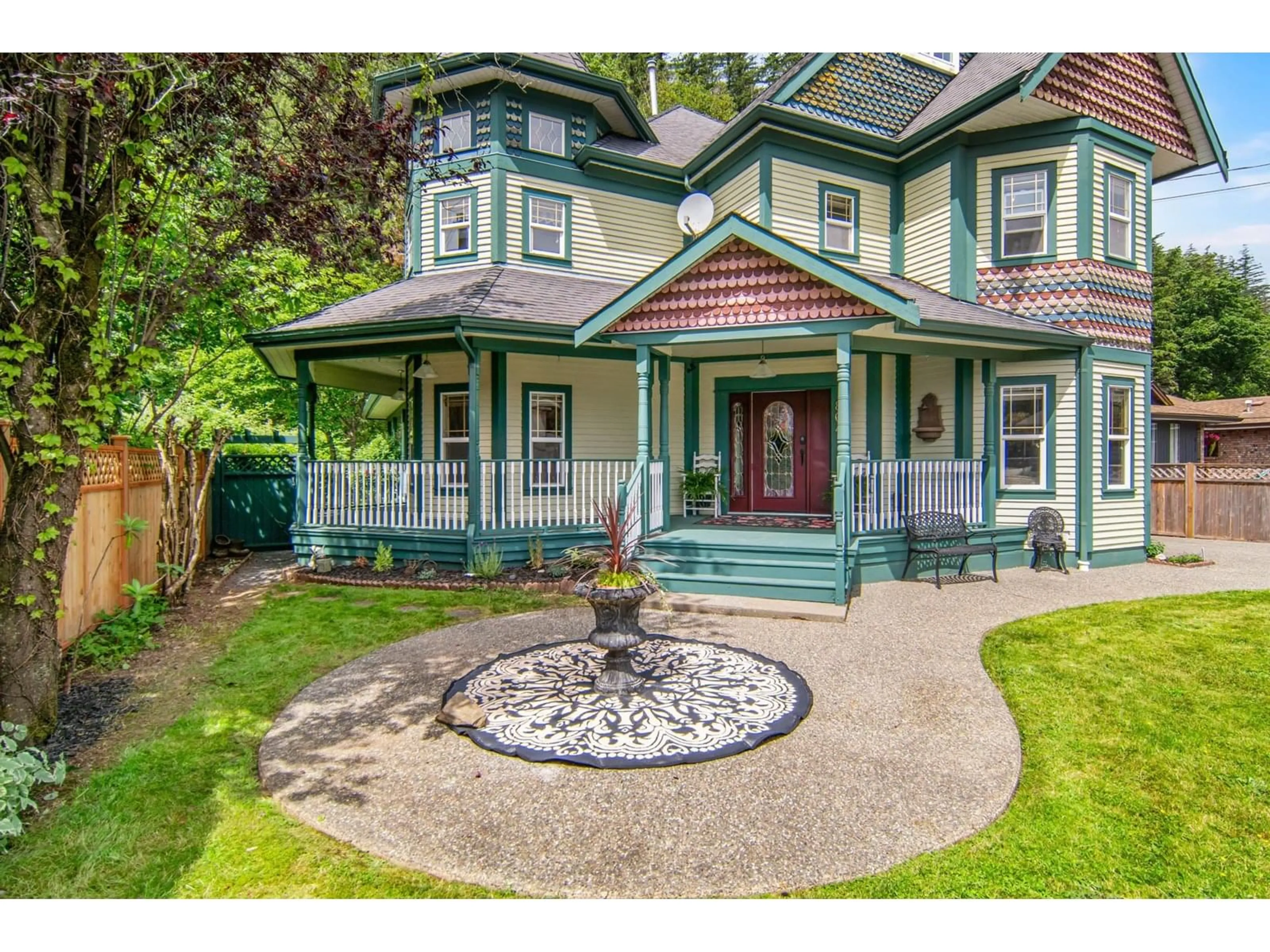 Home with vinyl exterior material, street for 864 HOT SPRINGS ROAD, Harrison Hot Springs British Columbia V0M1K0